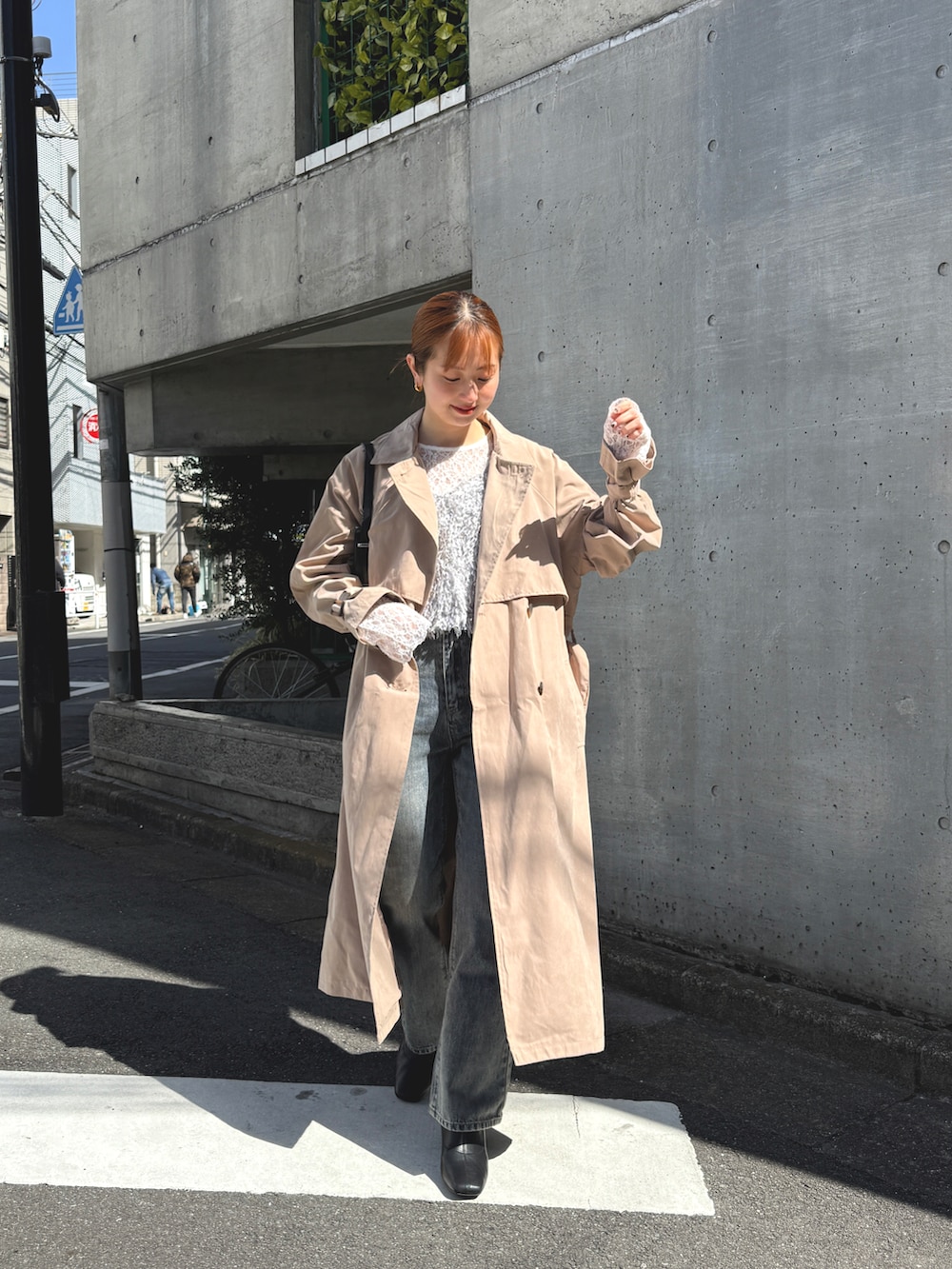 「春めき満開コーデ、ジャケット、春色、カジュアルスタイル、トレンチコート、大人ファッション、ゆるコーデ、春服みてみて、お花見コーデ、レディースファッション、tiptop、春服、オトナ女子、春服コーデ、トレンド」｜「tiptopのレースクルーネックギャザーロンT（Tシャツ/カットソー、ホワイト系）」を使った、シホ🌷さん（骨格ウェーブ・レディース・155cm）の春コーディネートの3枚目の写真
