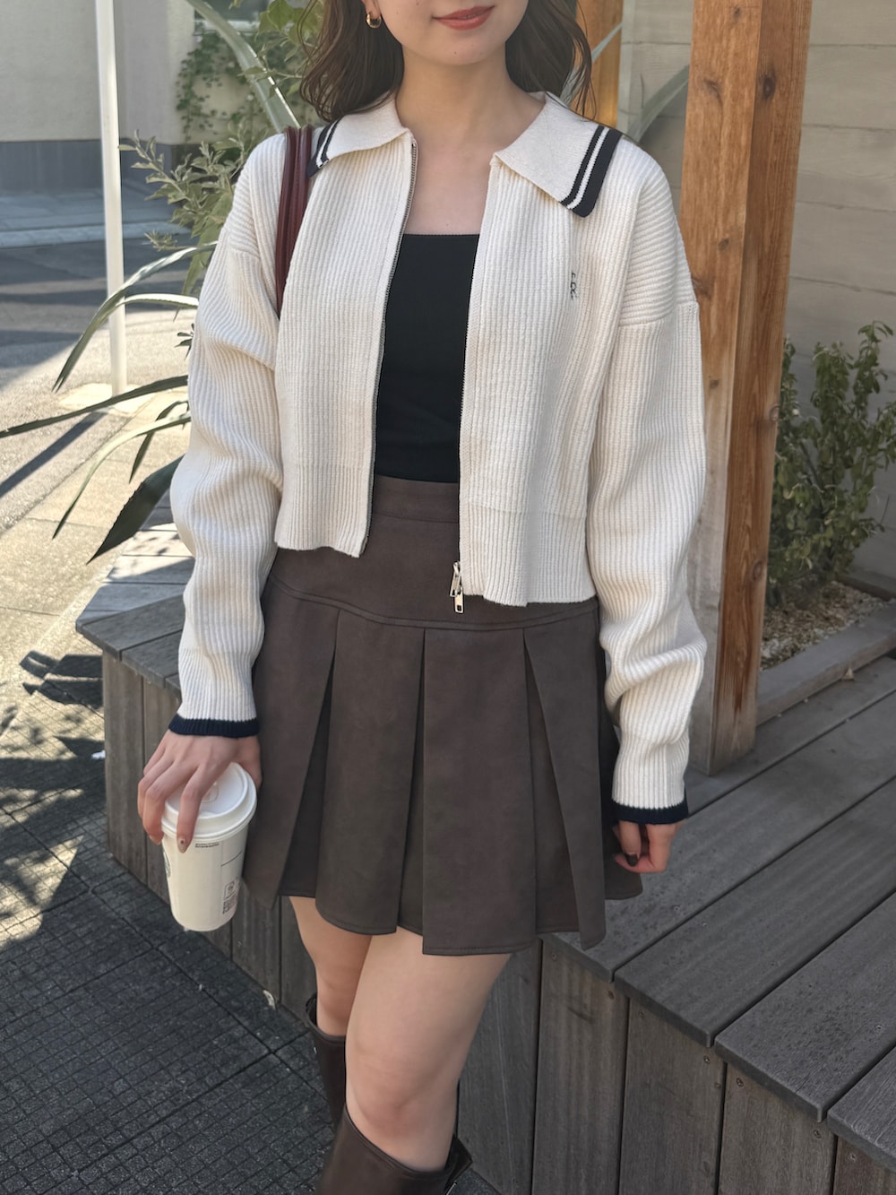 ホワイト系のニット/セーター、ブラウン系のスカートを着用したレディースの秋コーディネートの3枚目の写真