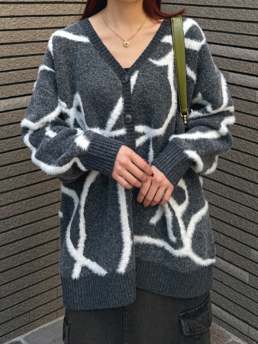 「ニット、カーディガン、着回しコーデ、秋冬コーデ、おでかけコーデ、今日のコーデ、リボン、tiptop、低身長コーデ、お出かけコーデ、カジュアル、シンプル、骨格ウェーブ、オトナカワイイ、デニムスカート」｜「COACHのアイテム（バッグ、グリーン系）」を使った、シホ🌷さん（骨格ウェーブ・レディース・155cm）の秋コーディネートの5枚目の写真