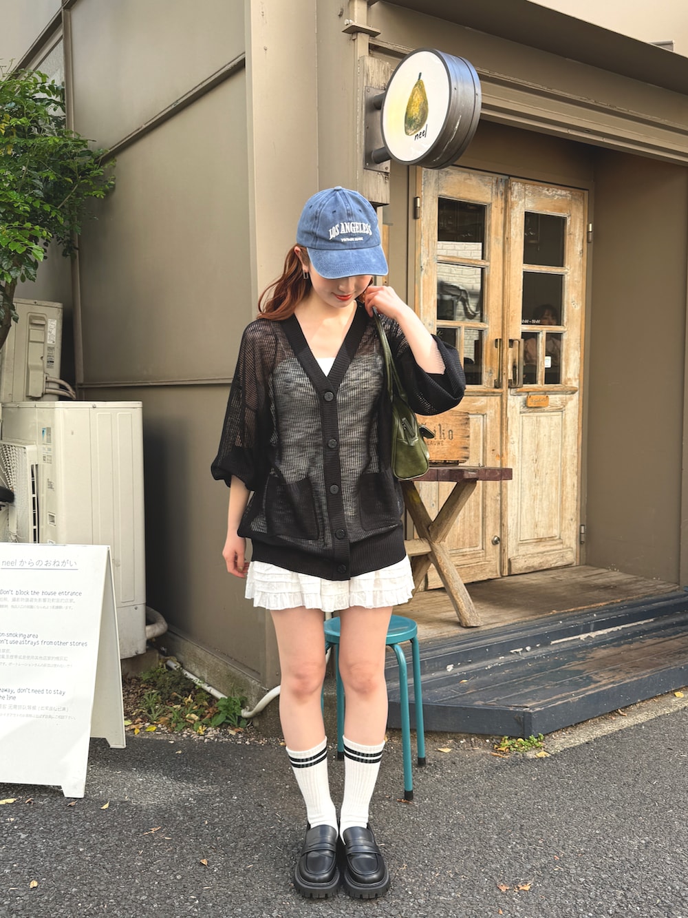 「最近のいい感じコーデ、韓国ファッション、tiptop、着回しコーデ、お出かけコーデ、大人女子、春夏コーデ、お洒落さんとつながりたい、モノトーンコーデ、カーディガン、ミニスカート、ミニスカ、オトナカワイイ、大人ガーリー、ラクチンコーデ」｜「tiptopのスラブシアーVネックBIGカーディガン（カーディガン/ボレロ、ブラック系）」を使った、シホ🌷さん（骨格ウェーブ・レディース・155cm）の春コーディネートの3枚目の写真