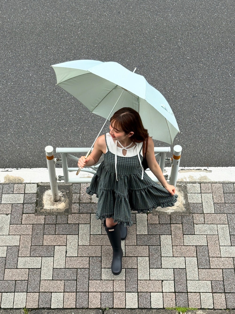 「夏コーデ、雨の日コーデ、梅雨コーデ、ミニワンピ、ミニスカート、タンクトップ、キャミワンピ、ワンピース、ワンピーススタイル、ワンピースコーデ、レインブーツ、韓国ファッション、オトナ女子、tiptop、おしゃれさんと繋がりたい」｜「tiptopの【新色登場】チェック/コットンフリルキャミミニワンピース（ワンピース、グレー系）」を使った、シホ🌷さん（骨格ウェーブ・レディース・155cm）の夏コーディネートの4枚目の写真