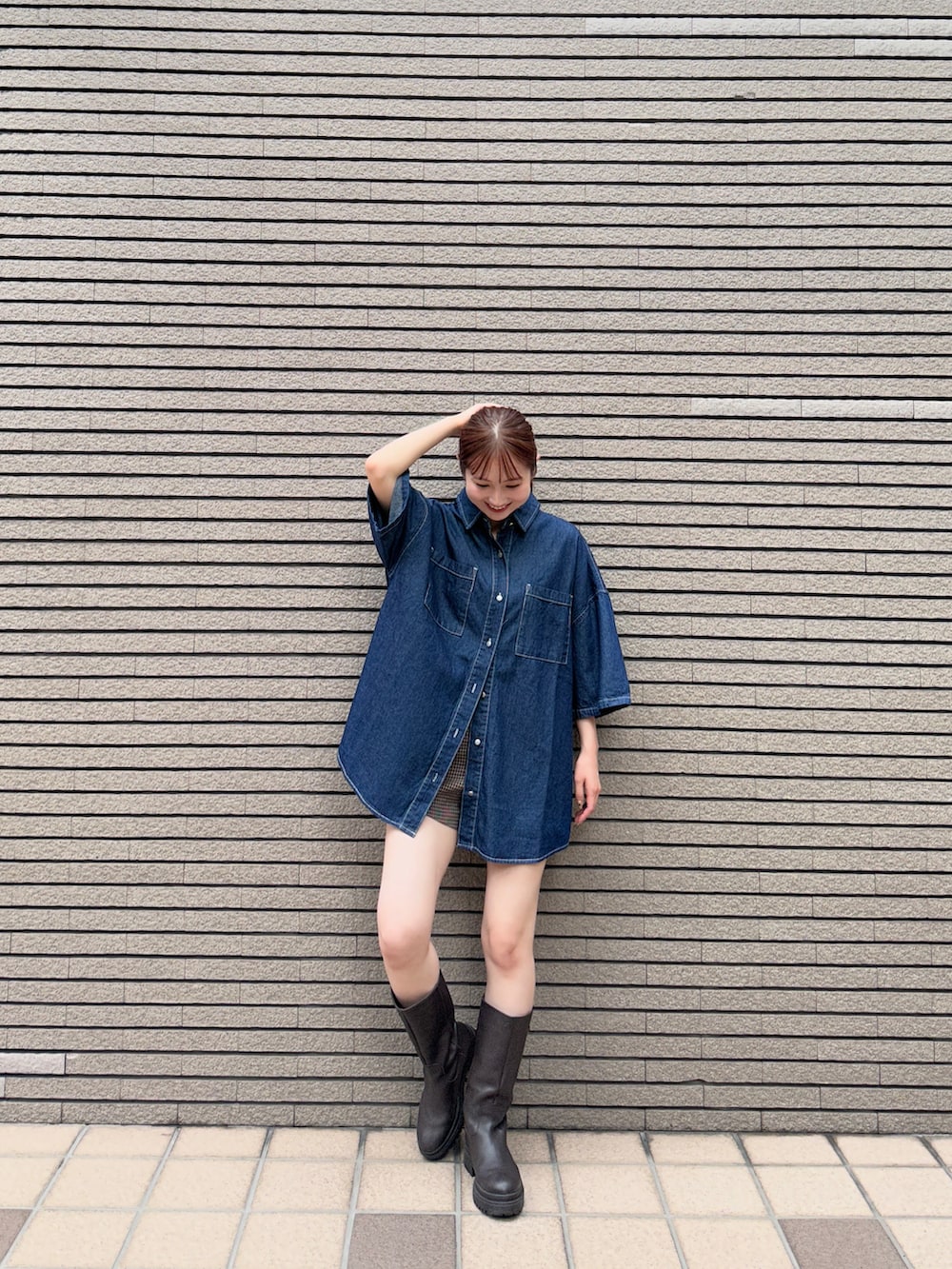 「チェック、ブラウン、デニムジャケット、デニム、秋先取りコーデ、オトナカジュアル、雨の日コーデ、tiptop、ラクチンコーデ、ootd、低身長女子、秋カラー」｜「tiptopのデニム半袖BIGシャツ（シャツ/ブラウス、ブルー系）」を使った、シホ🌷さん（骨格ウェーブ・レディース・155cm）の秋コーディネートの3枚目の写真