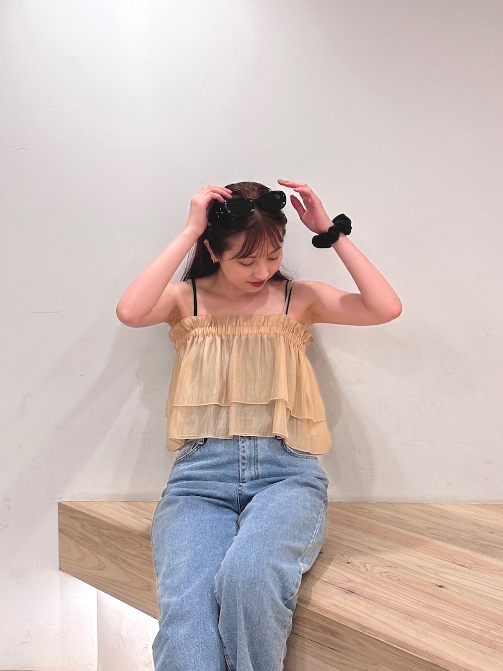 「お出かけコーデ、秋服準備はじめました、シンプルコーデ、きれいめカジュアル、デニム、ootd、シアー、低身長女子、骨格ウェーブ、カラーコーデ」｜「OOFOSのアイテム（ビーチサンダル、ベージュ系）」を使った、シホ🌷さん（骨格ウェーブ・レディース・155cm）の夏コーディネートの2枚目の写真