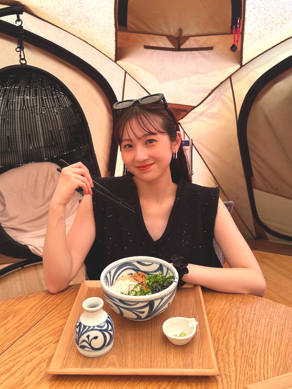 「カジュアル、カジュアルコーデ、カーゴパンツ、ベスト、お出かけコーデ、プチプラ、tiptop、パンツスタイル、骨格ウェーブ、休日スタイル、ゆるコーデ」｜「STANDOILのSTAND OIL/スタンドオイル BUTTER BAG ハンドバッグ（ハンドバッグ、レッド系）」を使った、シホ🌷さん（骨格ウェーブ・レディース・155cm）の夏コーディネートの5枚目の写真