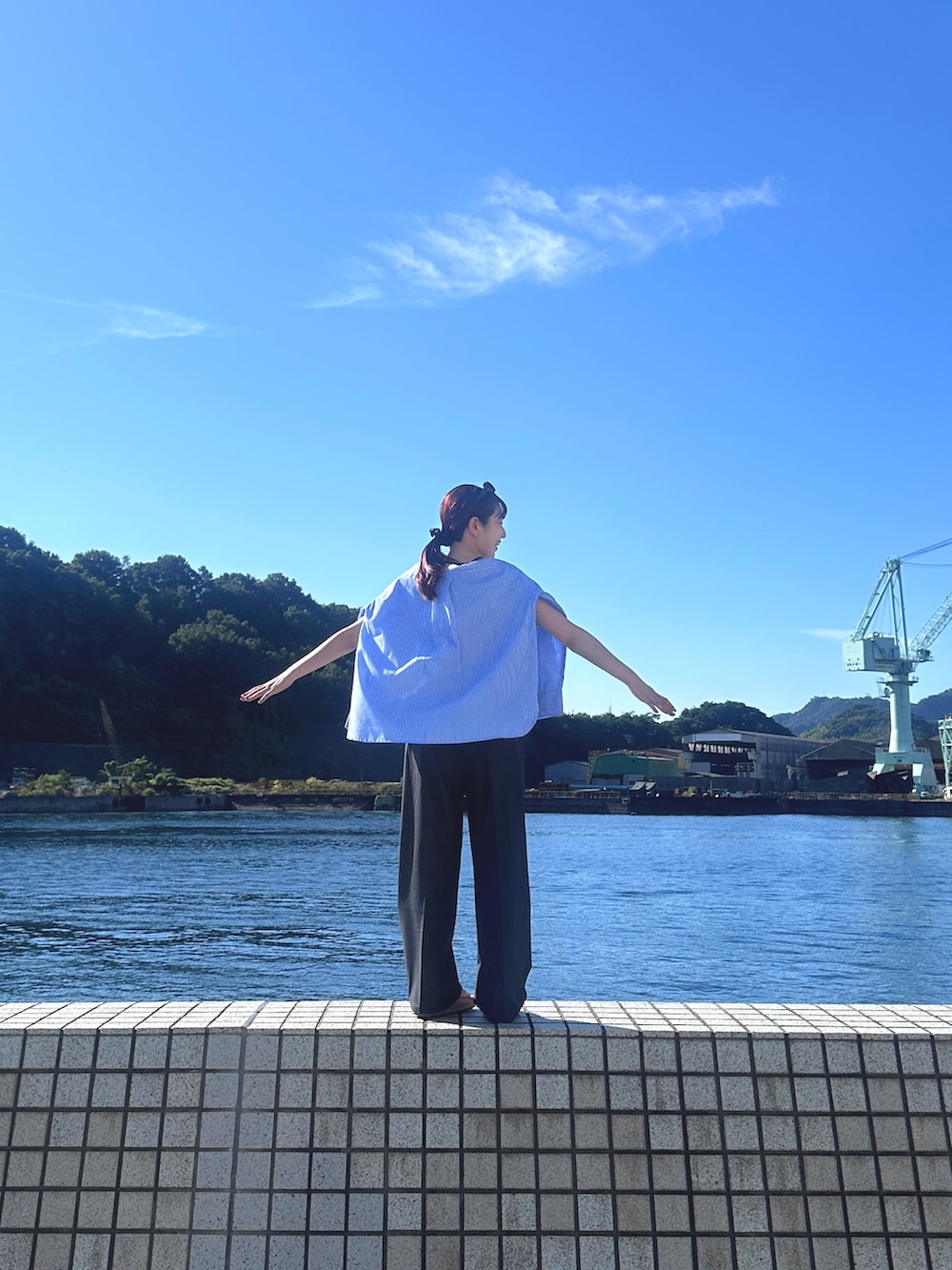「シャツスタイル、秋服準備はじめました、シンプルスタイル、オトナカジュアル、カジュアルスタイル、大人コーデ、キレイめカジュアル、ootd、ラフコーデ、パンツスタイル」｜「tiptopの【マーベルトデザイン登場】センタープレスワイドパンツ【3サイズ展開/web限定アイテム】（スラックス、その他）」を使った、シホ🌷さん（骨格ウェーブ・レディース・155cm）の夏コーディネートの3枚目の写真