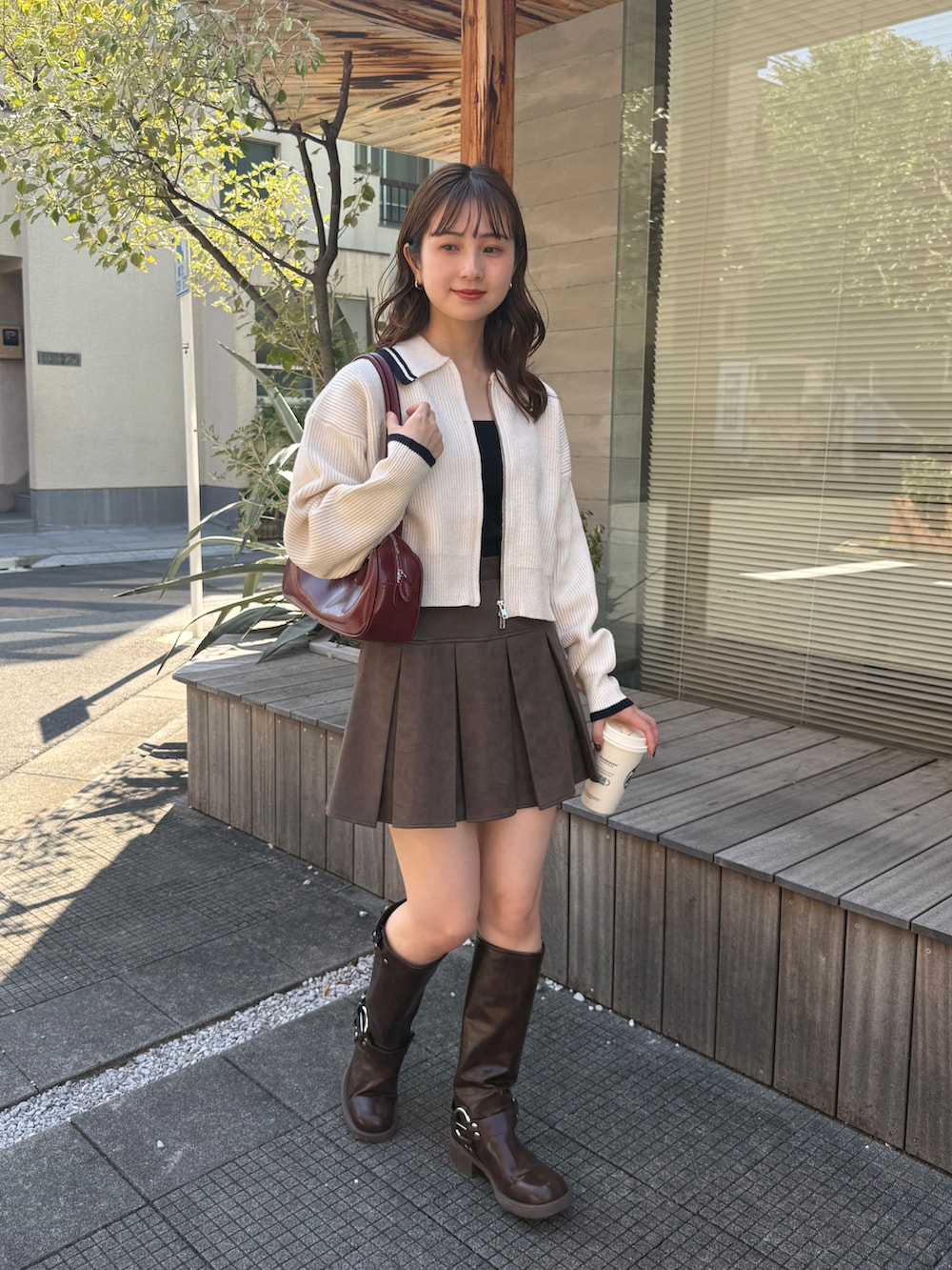ホワイト系のニット/セーター、ブラウン系のスカートを着用したレディースの秋コーディネートの5枚目の写真