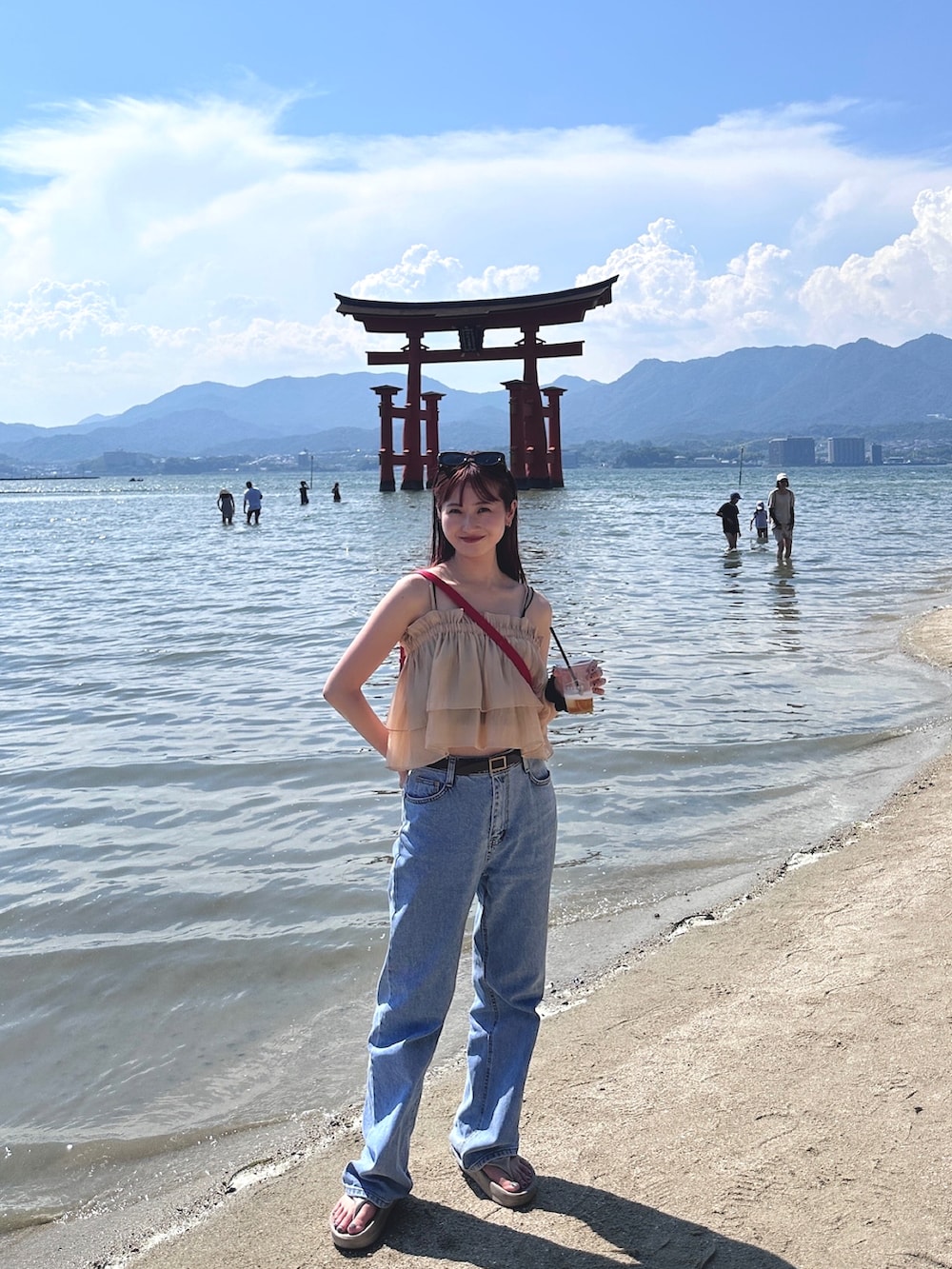 「お出かけコーデ、秋服準備はじめました、シンプルコーデ、きれいめカジュアル、デニム、ootd、シアー、低身長女子、骨格ウェーブ、カラーコーデ」｜「OOFOSのアイテム（ビーチサンダル、ベージュ系）」を使った、シホ🌷さん（骨格ウェーブ・レディース・155cm）の夏コーディネートの5枚目の写真