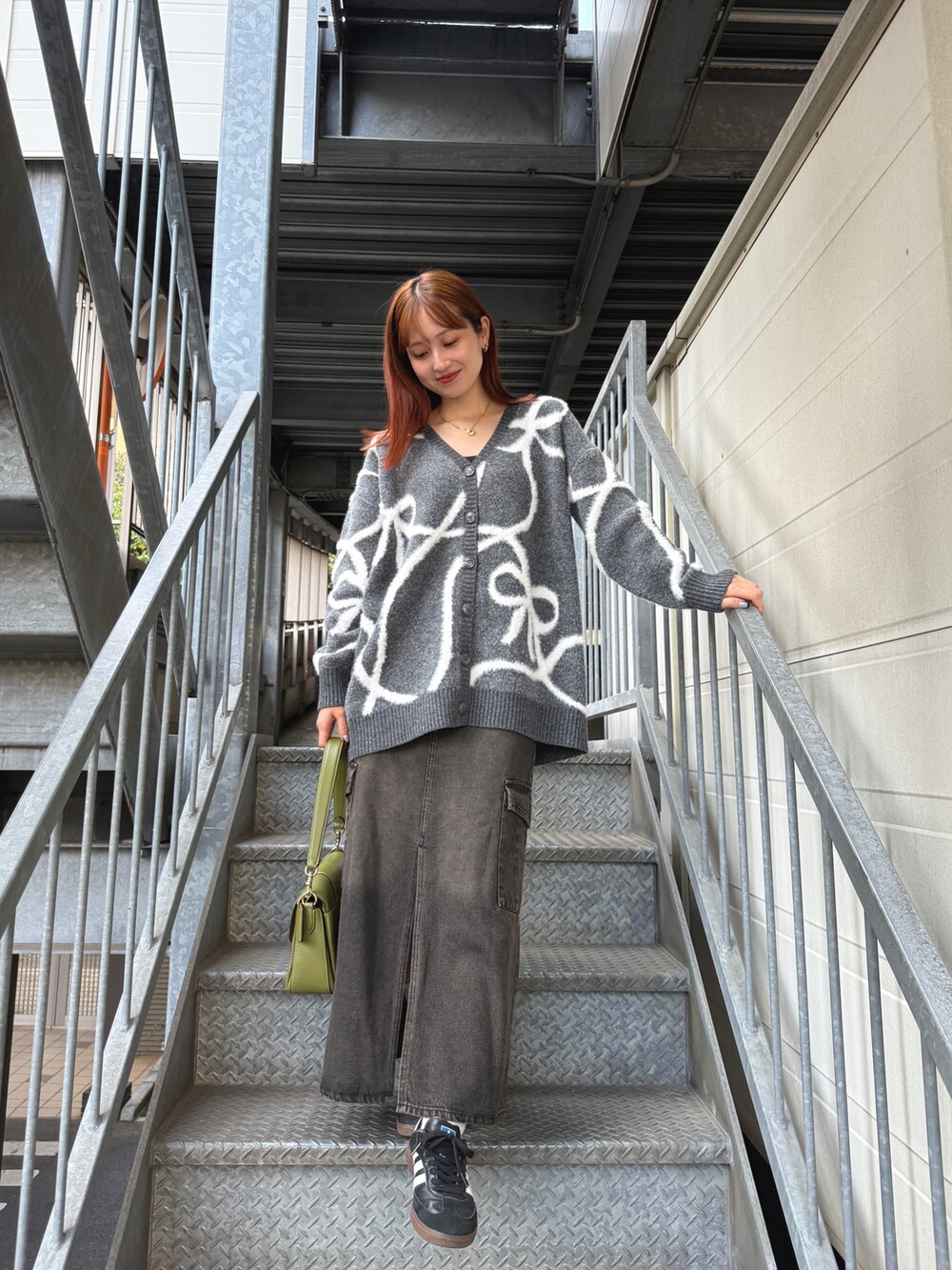 「ニット、カーディガン、着回しコーデ、秋冬コーデ、おでかけコーデ、今日のコーデ、リボン、tiptop、低身長コーデ、お出かけコーデ、カジュアル、シンプル、骨格ウェーブ、オトナカワイイ、デニムスカート」｜「COACHのアイテム（バッグ、グリーン系）」を使った、シホ🌷さん（骨格ウェーブ・レディース・155cm）の秋コーディネートの4枚目の写真
