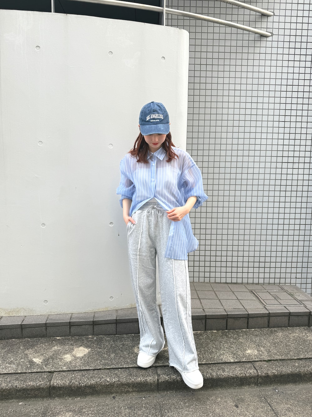 「やっぱり帽子が好き、ワイドパンツ、スウェット、スウェットパンツ、雨の日コーデ、梅雨対策、tiptop、ストライプ、ストライプシャツ、シャツコーデ、カジュアルコーデ、ラフコーデ、ラフスタイル、ラフ、楽チンコーデ」｜「tiptopのシアーアソートBIGシャツ（シャツ/ブラウス、ブルー系）」を使った、シホ🌷さん（骨格ウェーブ・レディース・155cm）の春コーディネートの3枚目の写真