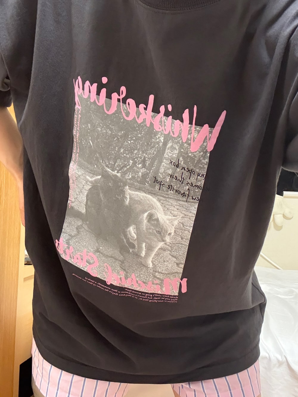 グレー系のTシャツ/カットソーを着用したレディースの夏コーディネートの2枚目の写真