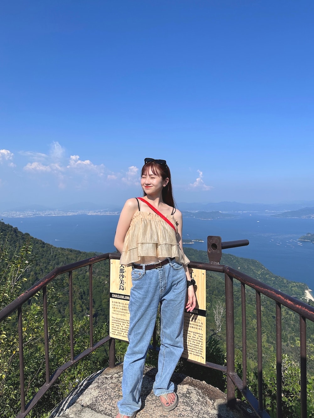 「お出かけコーデ、秋服準備はじめました、シンプルコーデ、きれいめカジュアル、デニム、ootd、シアー、低身長女子、骨格ウェーブ、カラーコーデ」｜「OOFOSのアイテム（ビーチサンダル、ベージュ系）」を使った、シホ🌷さん（骨格ウェーブ・レディース・155cm）の夏コーディネートの4枚目の写真