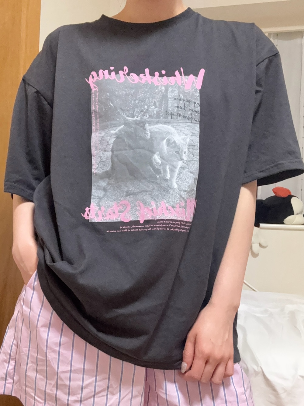 グレー系のTシャツ/カットソーを着用したレディースの夏コーディネートの3枚目の写真