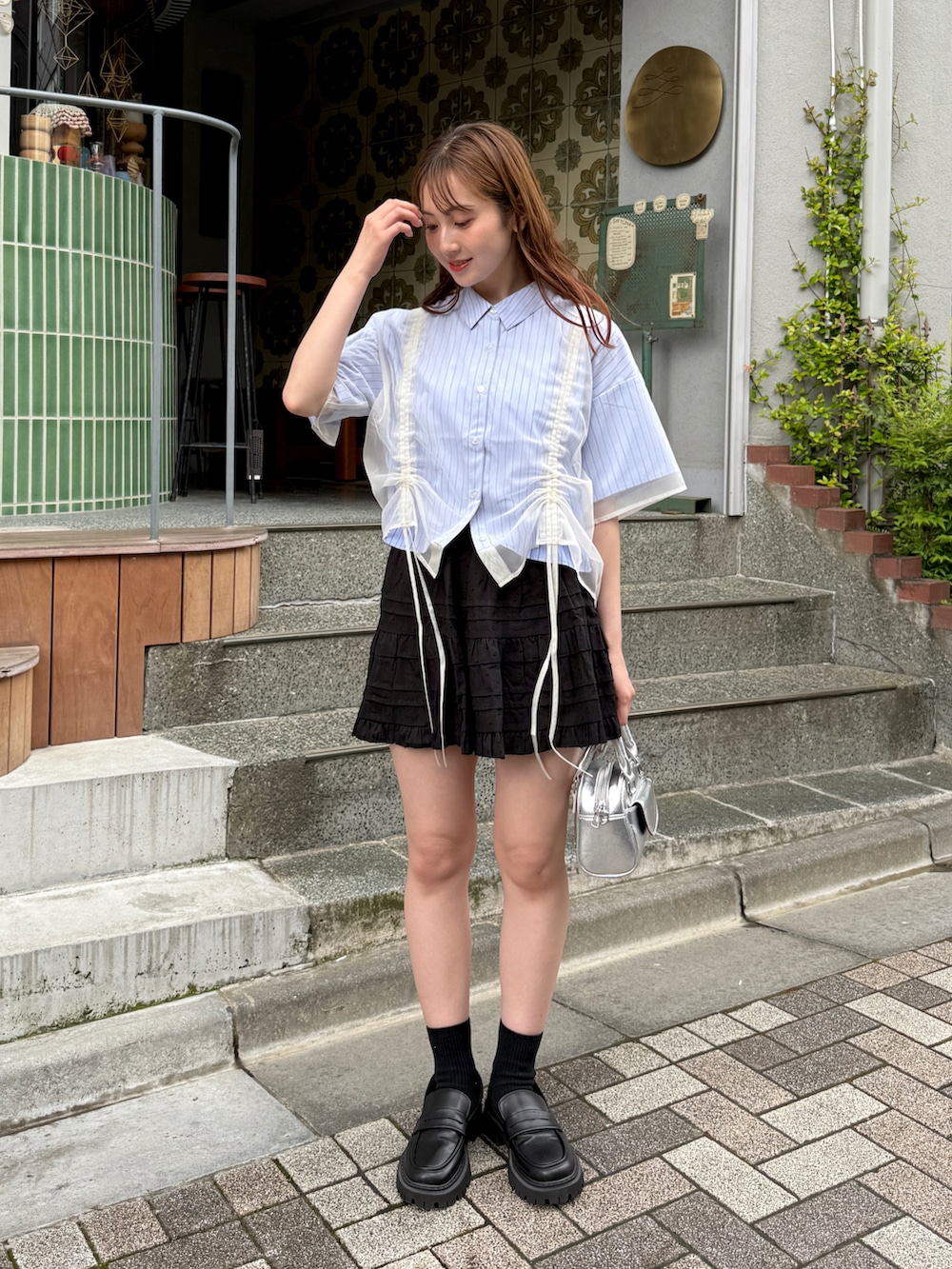 「シアートップス、夏コーデ、夏ファッション、夏服、リラックススタイル、カラーコーデ、シャツコーデ、低身長女子、tiptop、スカート、ミニスカート、おしゃれさんと繋がりたい、半袖、ドロスト、レイヤードスタイル」｜「tiptopのコットンティアードミニスカート（スカート、ブラック系）」を使った、シホ🌷さん（骨格ウェーブ・レディース・155cm）の夏コーディネートの2枚目の写真