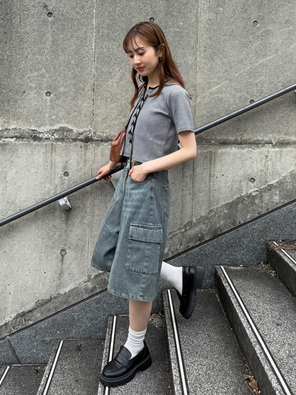 「デニム、スポーツミックス、夏コーデ、夏ファッション、夏服、夏、おしゃれさんと繋がりたい、カジュアル、カジュアルコーデ、ハーフパンツ、カーゴパンツ、低身長コーデ」｜「tiptopのカーゴデニムハーフパンツ（カーゴパンツ、ブルー系）」を使った、シホ🌷さん（骨格ウェーブ・レディース・155cm）の夏コーディネートの3枚目の写真