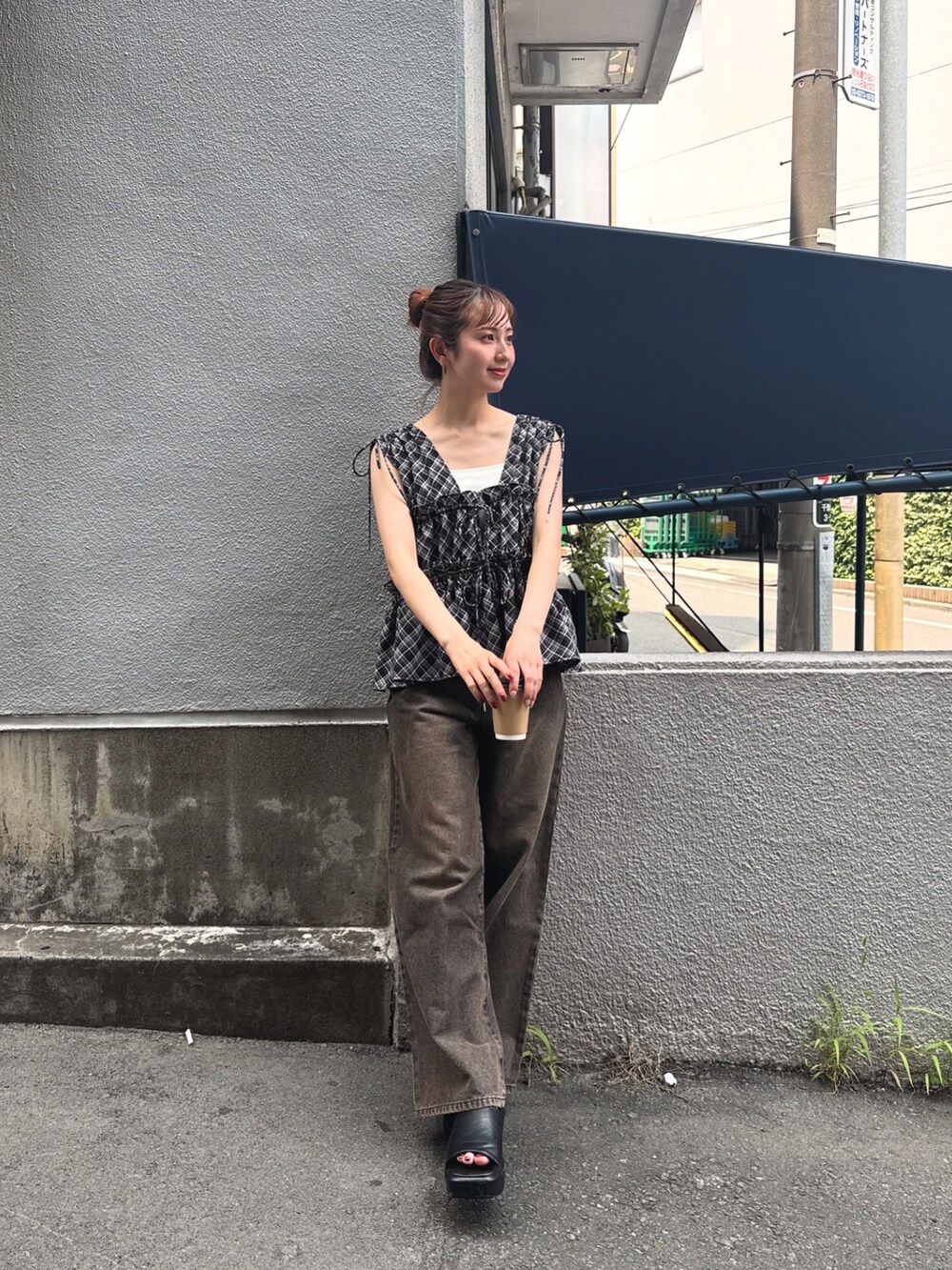 ブラック系のシャツ/ブラウス、ブラック系のデニムパンツを着用したレディースの夏コーディネートの4枚目の写真