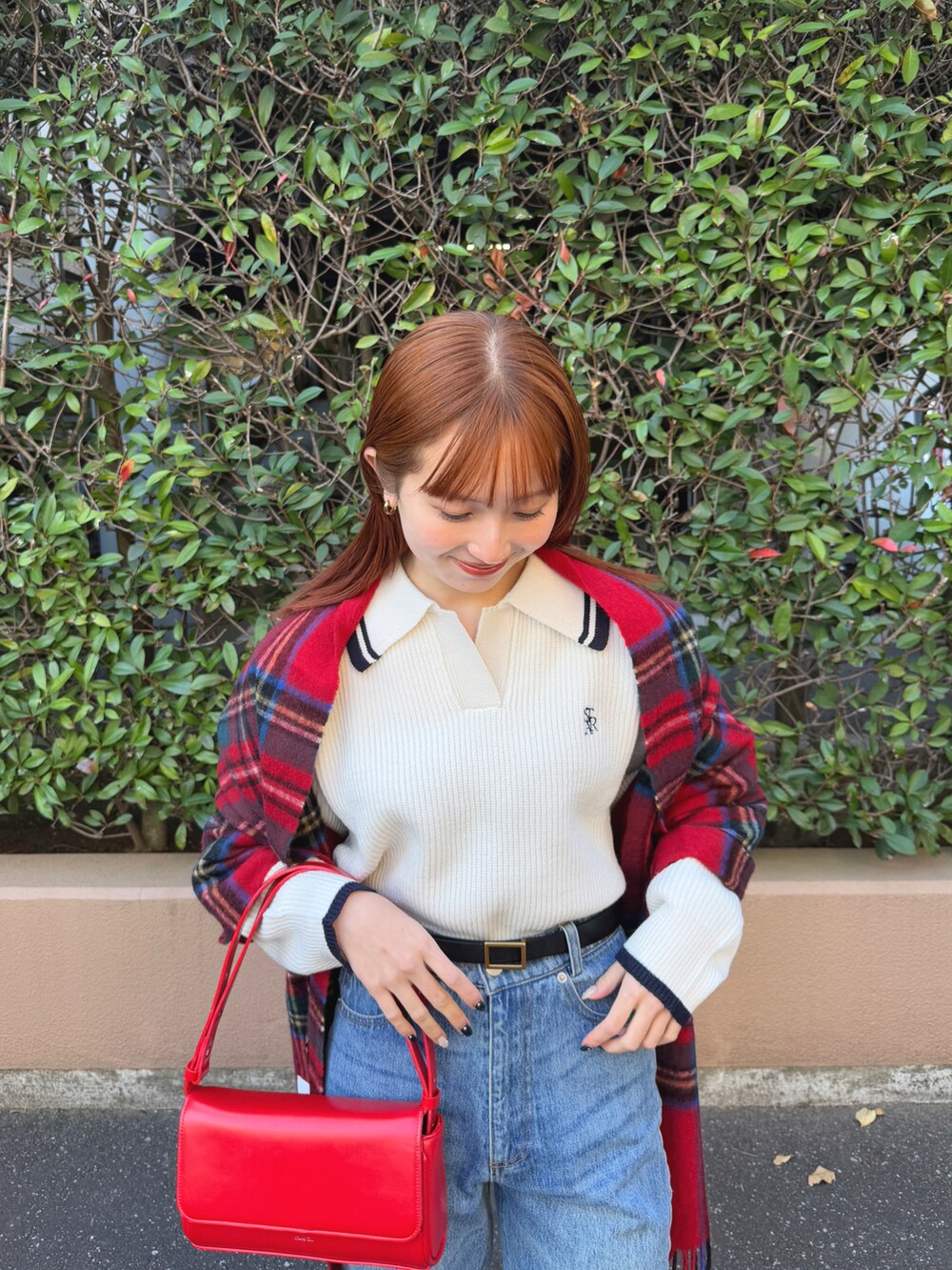 「お出かけコーデ、オトナ女子、tiptop、低身長、低身長コーデ、パンツスタイル、デニム、きれいめコーデ、冬、おしゃれさんと繋がりたい、ニットコーデ、女子会コーデ、クリスマスコーデ、クリスマスに着たい服、マイベストコーデ2024」｜「tiptopの【ZOZO限定アイテム】セミフレアデニムパンツ【3サイズ展開/2024AW新色登場】（デニムパンツ、ブルー系）」を使った、シホ🌷さん（骨格ウェーブ・レディース・155cm）の冬コーディネートの2枚目の写真