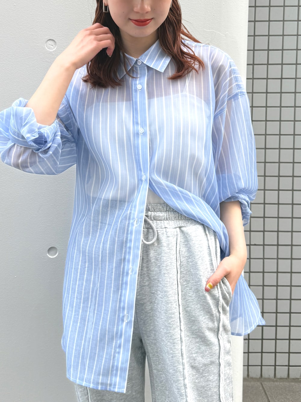 「やっぱり帽子が好き、ワイドパンツ、スウェット、スウェットパンツ、雨の日コーデ、梅雨対策、tiptop、ストライプ、ストライプシャツ、シャツコーデ、カジュアルコーデ、ラフコーデ、ラフスタイル、ラフ、楽チンコーデ」｜「tiptopのシアーアソートBIGシャツ（シャツ/ブラウス、ブルー系）」を使った、シホ🌷さん（骨格ウェーブ・レディース・155cm）の春コーディネートの2枚目の写真