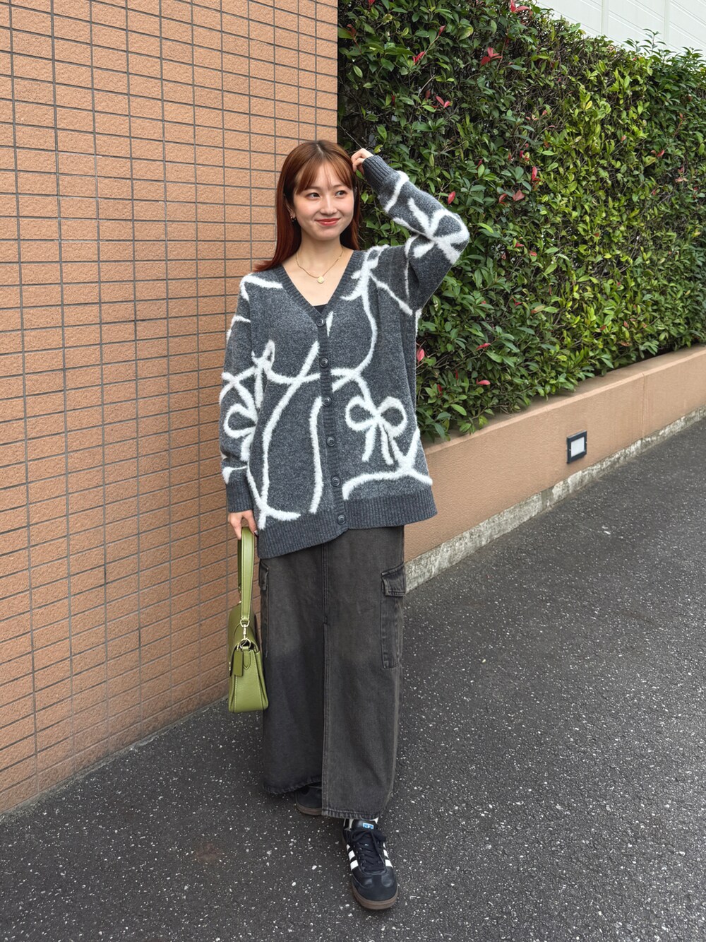 「ニット、カーディガン、着回しコーデ、秋冬コーデ、おでかけコーデ、今日のコーデ、リボン、tiptop、低身長コーデ、お出かけコーデ、カジュアル、シンプル、骨格ウェーブ、オトナカワイイ、デニムスカート」｜「COACHのアイテム（バッグ、グリーン系）」を使った、シホ🌷さん（骨格ウェーブ・レディース・155cm）の秋コーディネートの3枚目の写真