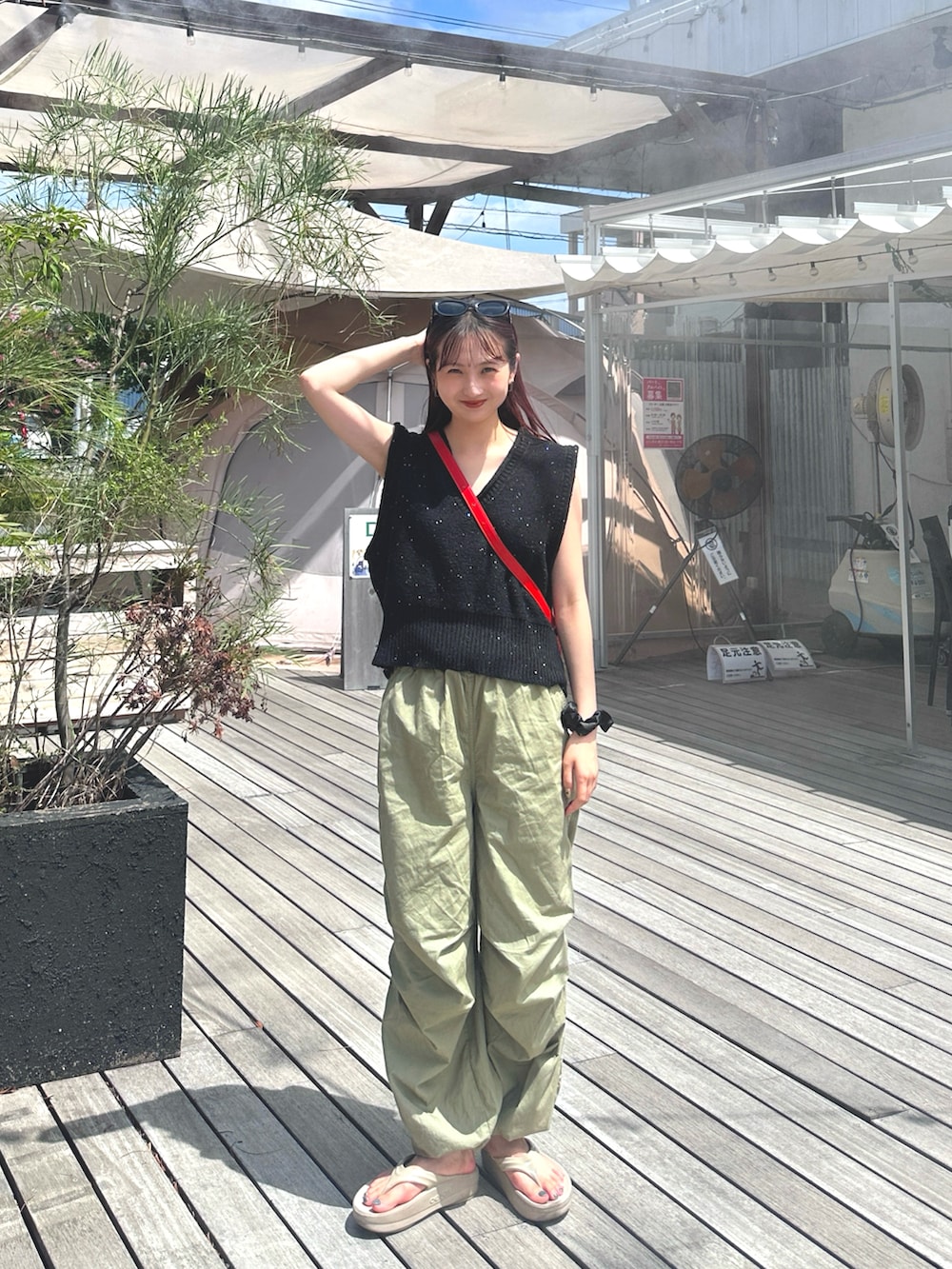 「カジュアル、カジュアルコーデ、カーゴパンツ、ベスト、お出かけコーデ、プチプラ、tiptop、パンツスタイル、骨格ウェーブ、休日スタイル、ゆるコーデ」｜「STANDOILのSTAND OIL/スタンドオイル BUTTER BAG ハンドバッグ（ハンドバッグ、レッド系）」を使った、シホ🌷さん（骨格ウェーブ・レディース・155cm）の夏コーディネートの2枚目の写真