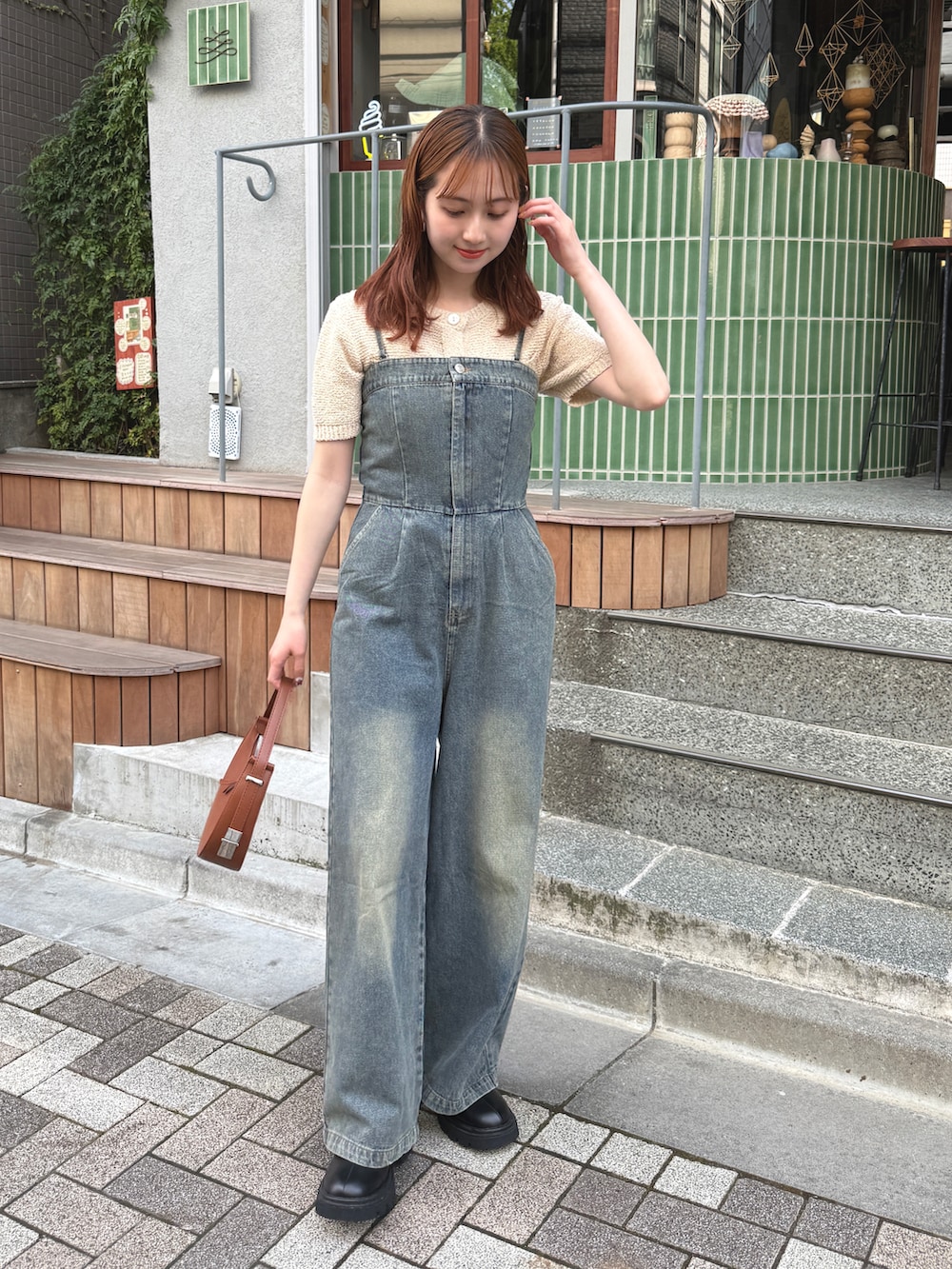 「雨の日コーデ、夏コーデ、夏服、オトナ女子、ゆるコーデ、カジュアルスタイル、デニム、オールインワン、デニムコーデ、最近のいい感じコーデ、ワイドデニム、サロペット、カーディガン、tiptop、tiptop_pocket」|「tiptopのダブルポケット付き半袖カーディガン(カーディガン/ボレロ、ホワイト系)」を使った、シホ🌷さん(骨格ウェーブ・レディース・155cm)の夏コーディネートの2枚目の写真