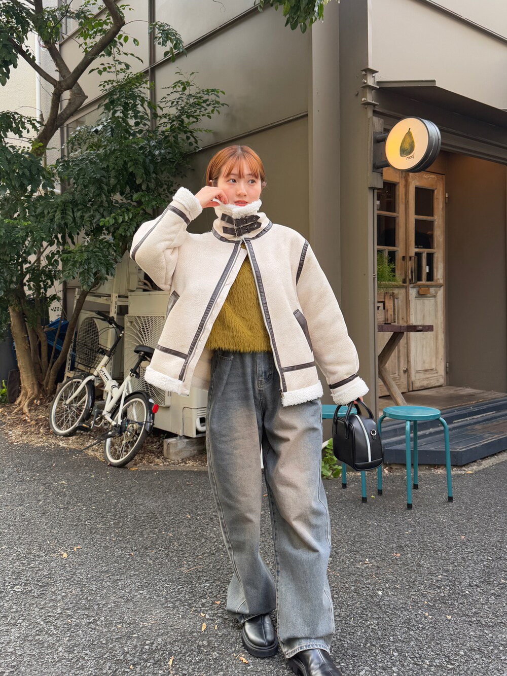 「冬コーデ、ホワイトコーデ、クリスマスに着たい服、マイベストコーデ2024、tiptop、カラーコーデ、ムートンコート、ブルゾン、休日スタイル、おでかけコーデ、今日のコーデ、大人コーデ、オトナカワイイ、ニットコーデ、大人女子」｜「tiptopの【丈が選べる2サイズ】起毛フェザーニットプルオーバー（ニット/セーター、グリーン系）」を使った、シホ🌷さん（骨格ウェーブ・レディース・155cm）の冬コーディネートの2枚目の写真