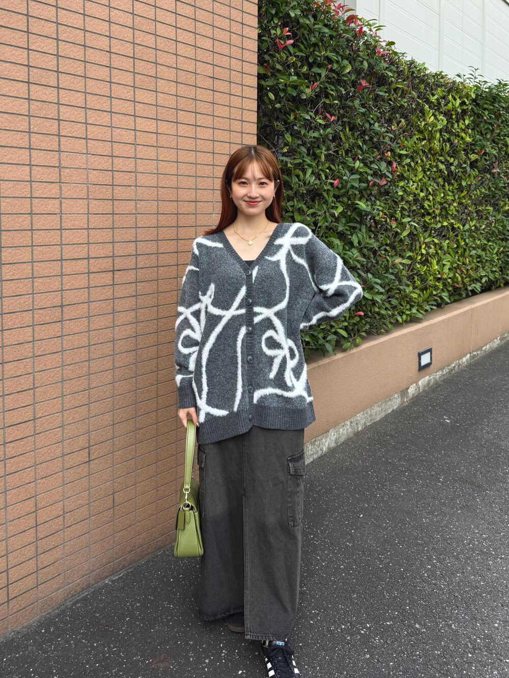 「ニット、カーディガン、着回しコーデ、秋冬コーデ、おでかけコーデ、今日のコーデ、リボン、tiptop、低身長コーデ、お出かけコーデ、カジュアル、シンプル、骨格ウェーブ、オトナカワイイ、デニムスカート」｜「COACHのアイテム（バッグ、グリーン系）」を使った、シホ🌷さん（骨格ウェーブ・レディース・155cm）の秋コーディネートの2枚目の写真
