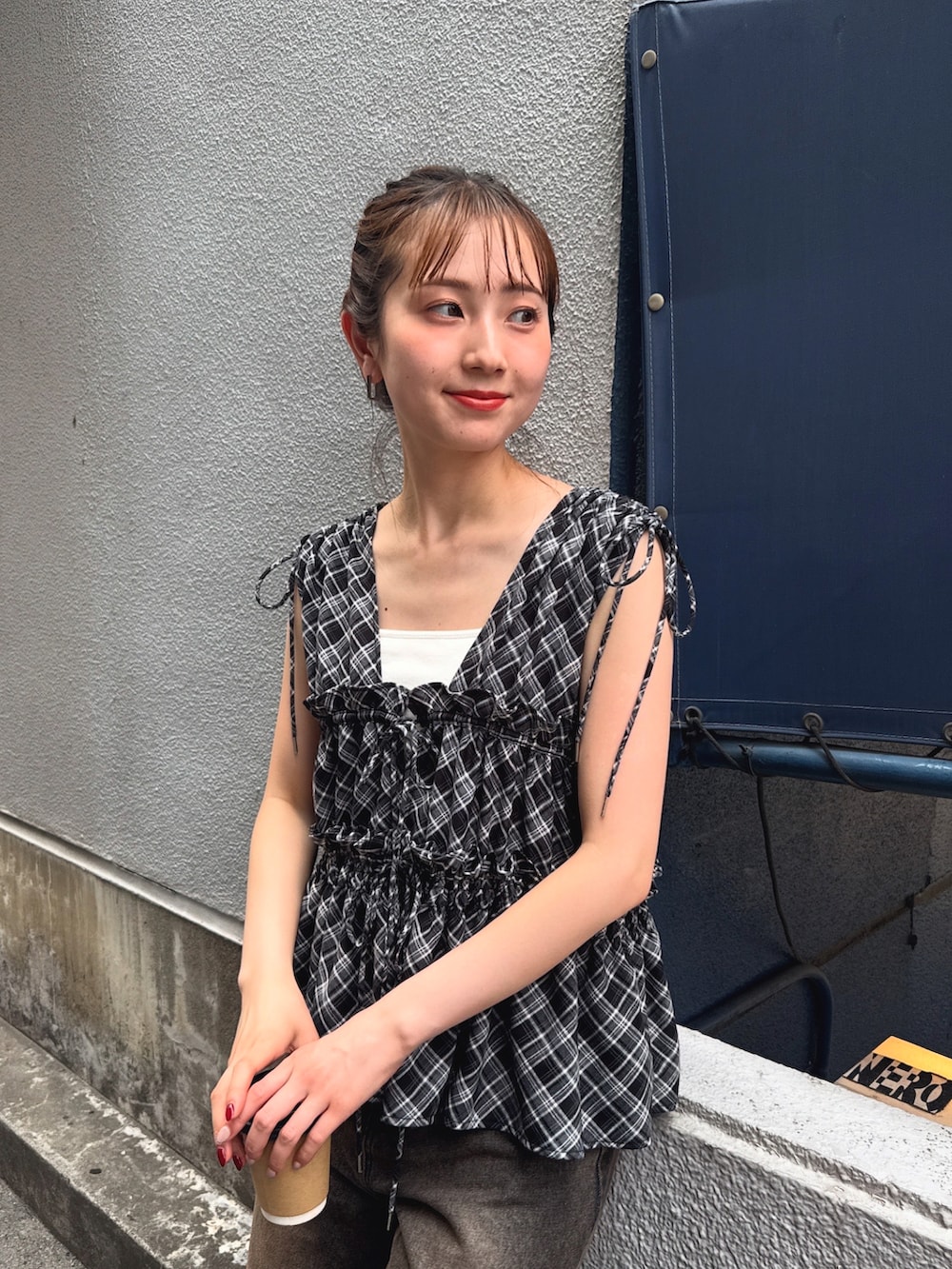 ブラック系のシャツ/ブラウス、ブラック系のデニムパンツを着用したレディースの夏コーディネートの2枚目の写真