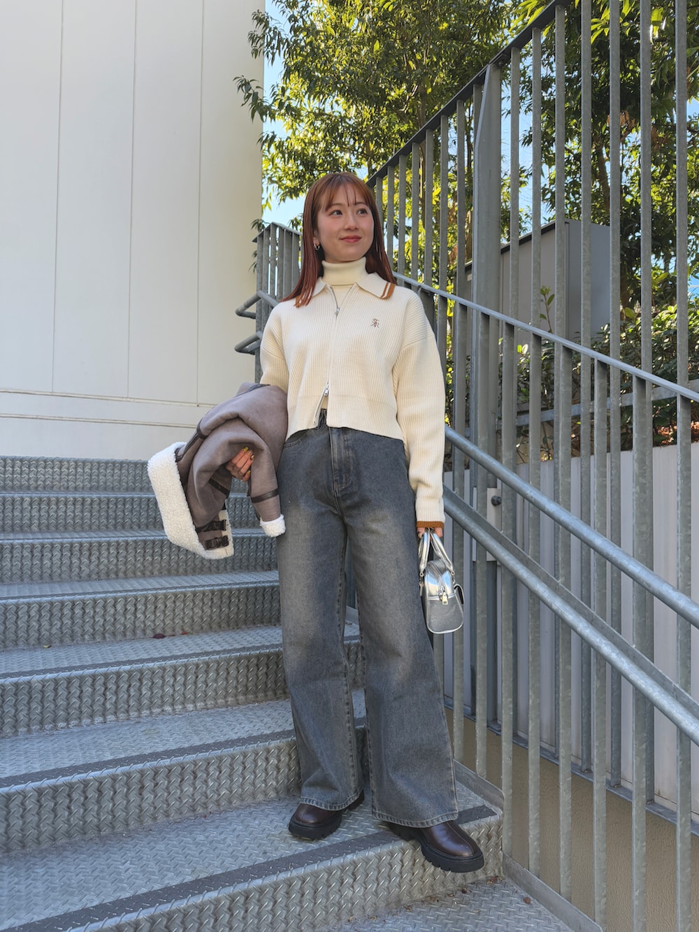 「タートルネック、ジップパーカー、オトナカワイイ、オトナ女子、今日のコーデ、春カラー、大人ファッション、大人コーデ、春、デニムコーデ、カジュアル、カジュアルコーデ、レディースファッション、tiptop、カーディガン」｜「tiptopの【2024AW新色登場】ライン衿ジップブルゾン（ニット/セーター、ホワイト系）」を使った、シホ🌷さん（骨格ウェーブ・レディース・155cm）の冬コーディネートの2枚目の写真