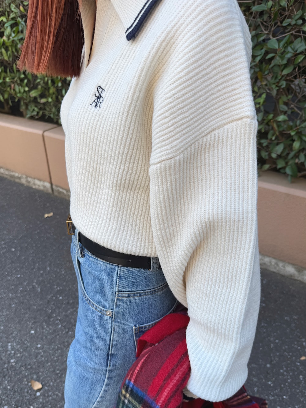 「お出かけコーデ、オトナ女子、tiptop、低身長、低身長コーデ、パンツスタイル、デニム、きれいめコーデ、冬、おしゃれさんと繋がりたい、ニットコーデ、女子会コーデ、クリスマスコーデ、クリスマスに着たい服、マイベストコーデ2024」｜「tiptopの【ZOZO限定アイテム】セミフレアデニムパンツ【3サイズ展開/2024AW新色登場】（デニムパンツ、ブルー系）」を使った、シホ🌷さん（骨格ウェーブ・レディース・155cm）の冬コーディネートの4枚目の写真