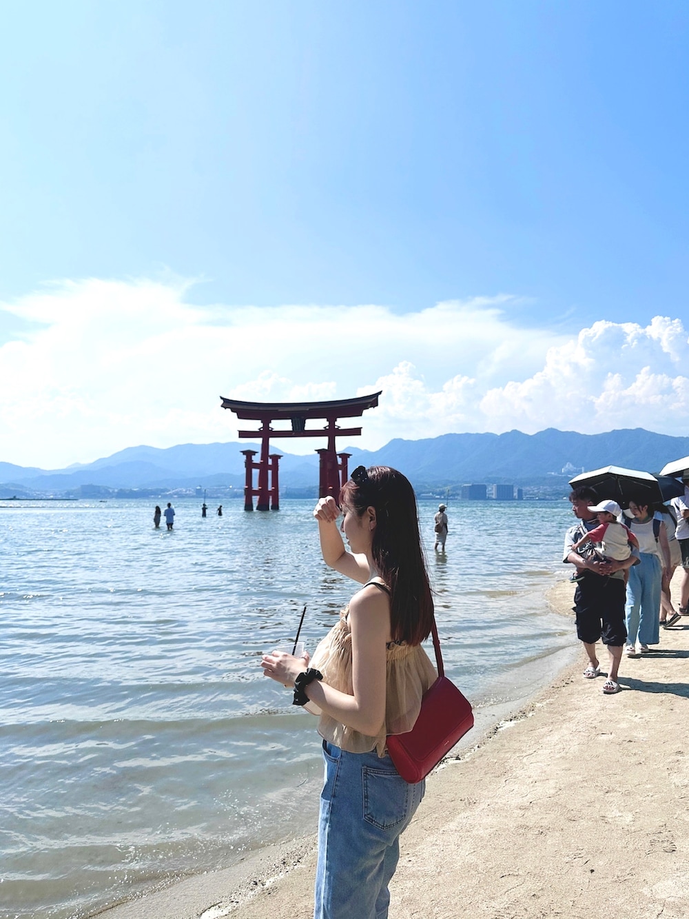 「お出かけコーデ、秋服準備はじめました、シンプルコーデ、きれいめカジュアル、デニム、ootd、シアー、低身長女子、骨格ウェーブ、カラーコーデ」｜「OOFOSのアイテム（ビーチサンダル、ベージュ系）」を使った、シホ🌷さん（骨格ウェーブ・レディース・155cm）の夏コーディネートの3枚目の写真
