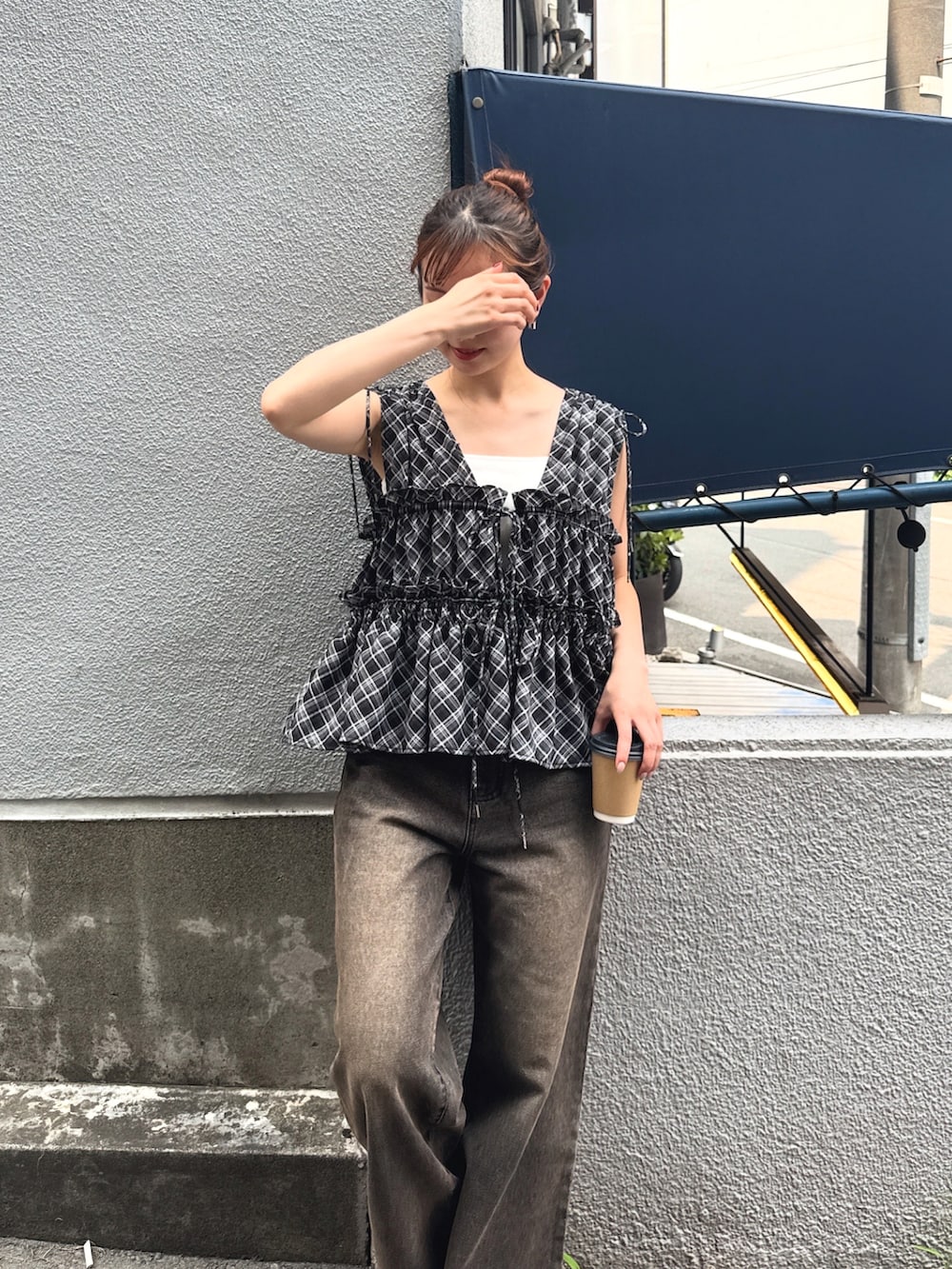 ブラック系のシャツ/ブラウス、ブラック系のデニムパンツを着用したレディースの夏コーディネートの3枚目の写真