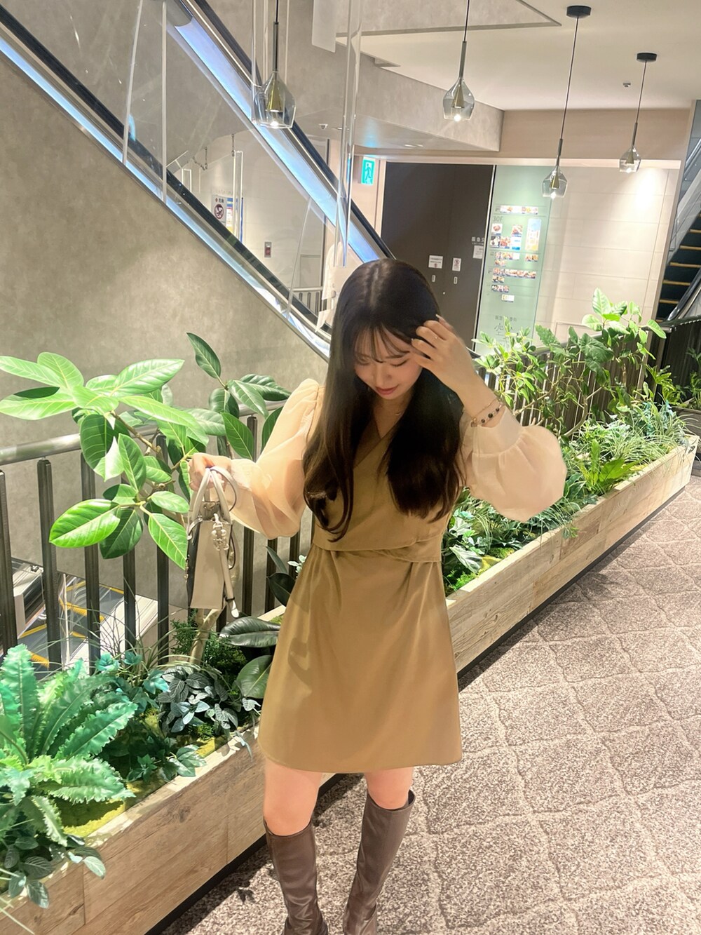 「梅田」｜「MICHAEL KORSのアイテム（ショルダーバッグ、ブラウン系）」を使った、ちさとさん（レディース・161cm）の秋コーディネートの2枚目の写真