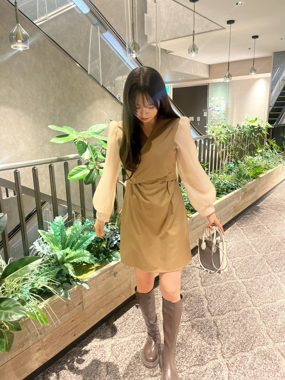 「梅田」｜「MICHAEL KORSのアイテム（ショルダーバッグ、ブラウン系）」を使った、ちさとさん（レディース・161cm）の秋コーディネートの3枚目の写真