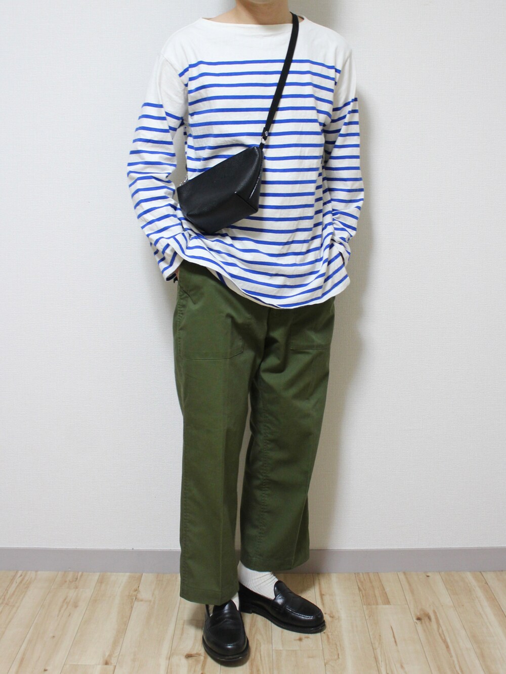 グリーン系のパンツ、ブラック系のボディバッグ/ウエストポーチ、ホワイト系のTシャツ/カットソーを着用したメンズの夏コーディネートの2枚目の写真