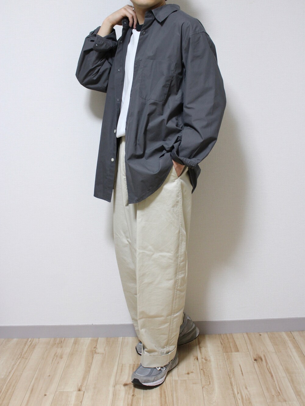 ホワイト系のTシャツ/カットソー、グレー系のシャツ/ブラウス、ホワイト系のチノパンツを着用したメンズの春コーディネートの2枚目の写真