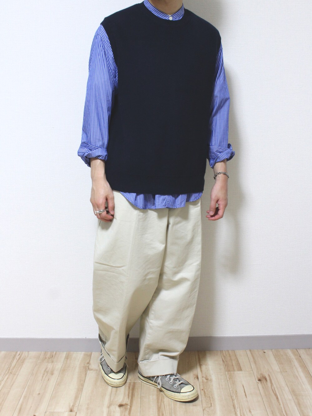 ブルー系のニット/セーター、ブルー系のシャツ/ブラウス、グリーン系のその他パンツを着用したメンズの春コーディネートの2枚目の写真