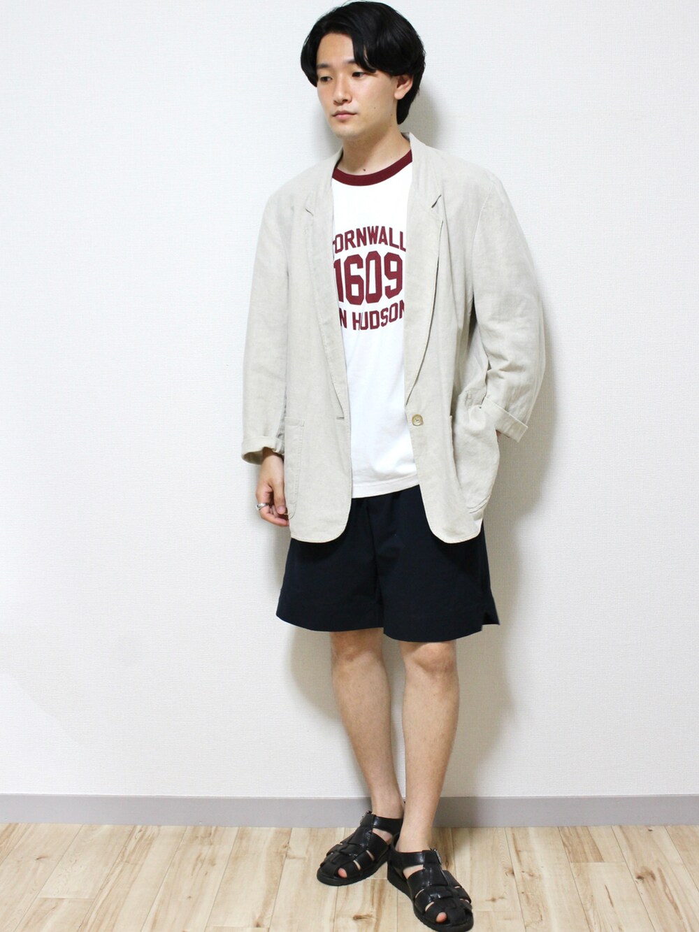 ブラック系のサンダル、ブルー系のその他パンツ、ホワイト系のTシャツ/カットソーを着用したメンズの夏コーディネートの2枚目の写真