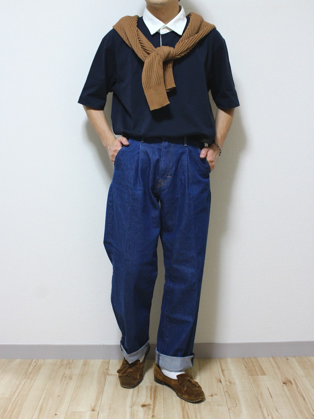 ブルー系のデニムパンツ、ブルー系のポロシャツ、ベージュ系のポロシャツを着用したメンズの夏コーディネートの2枚目の写真