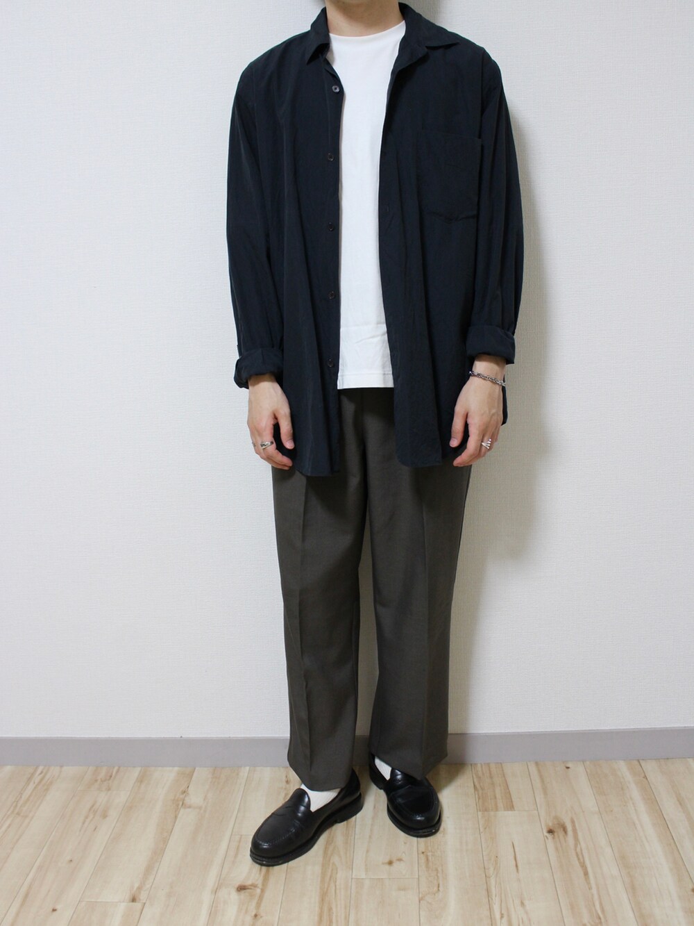 ブラウン系のスラックス、ホワイト系のTシャツ/カットソー、ブルー系のシャツ/ブラウスを着用したメンズの夏コーディネートの2枚目の写真