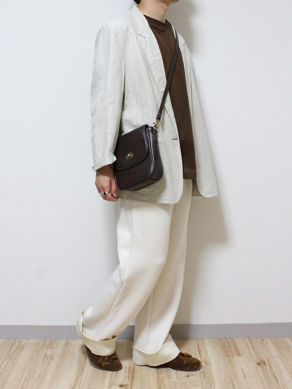 ホワイト系のその他パンツ、ブラウン系のローファー、ブラウン系のショルダーバッグを着用したメンズの夏コーディネートの2枚目の写真