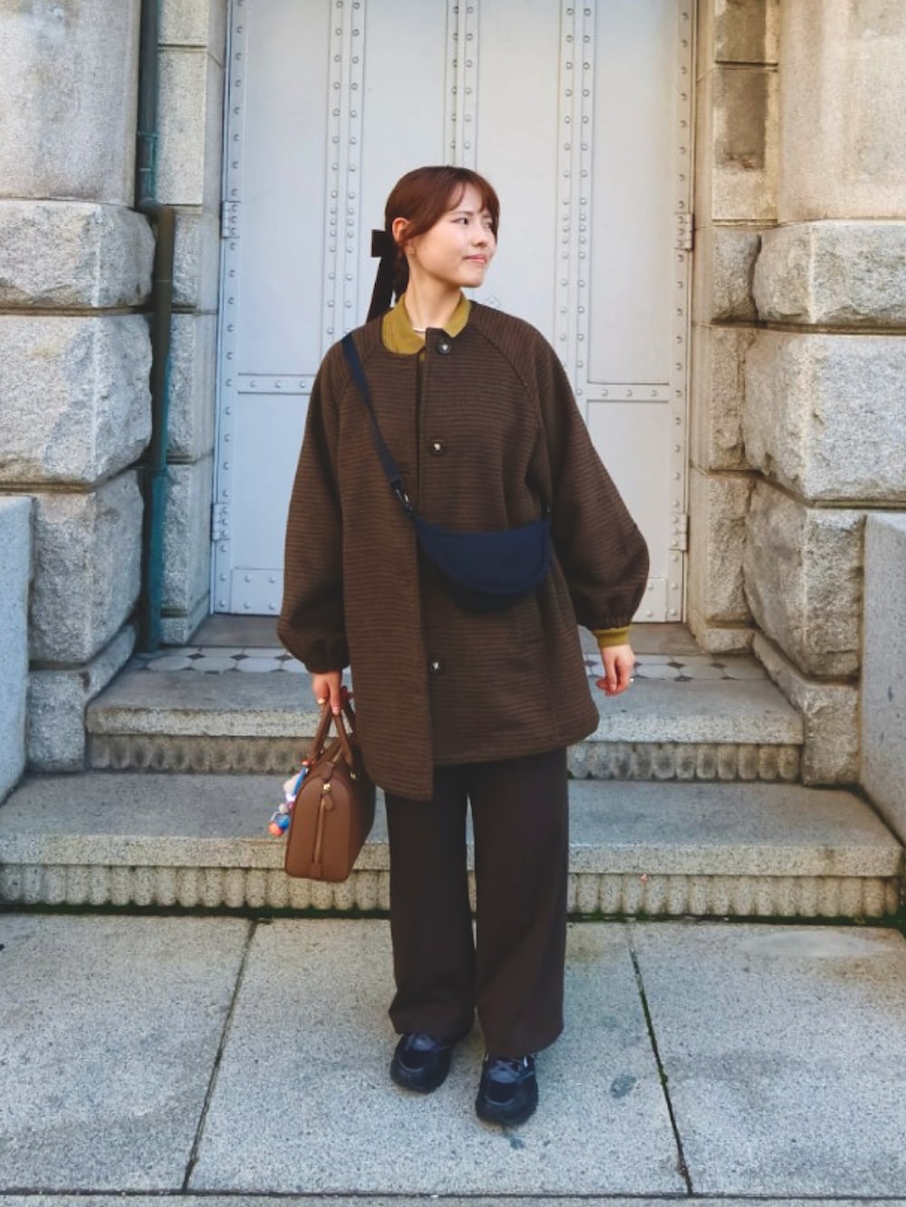 「レイヤードスタイル、ニット、秋服コーデ、秋冬コーデ、UNIQLO、lawgy、着回しコーデ、タックワイドパンツ、チェック、ブラウンコーデ、低身長、低身長女子、低身長コーデ、スニーカー、スニーカーコーデ」｜「lawgyのnocollar check midi outer / ノーカラーチェックミディアウター（ノーカラーコート、ブラウン系）」を使った、ayame🐰低身長女子コーデ♡さん（骨格ウェーブ・レディース・152cm）の秋コーディネートの2枚目の写真