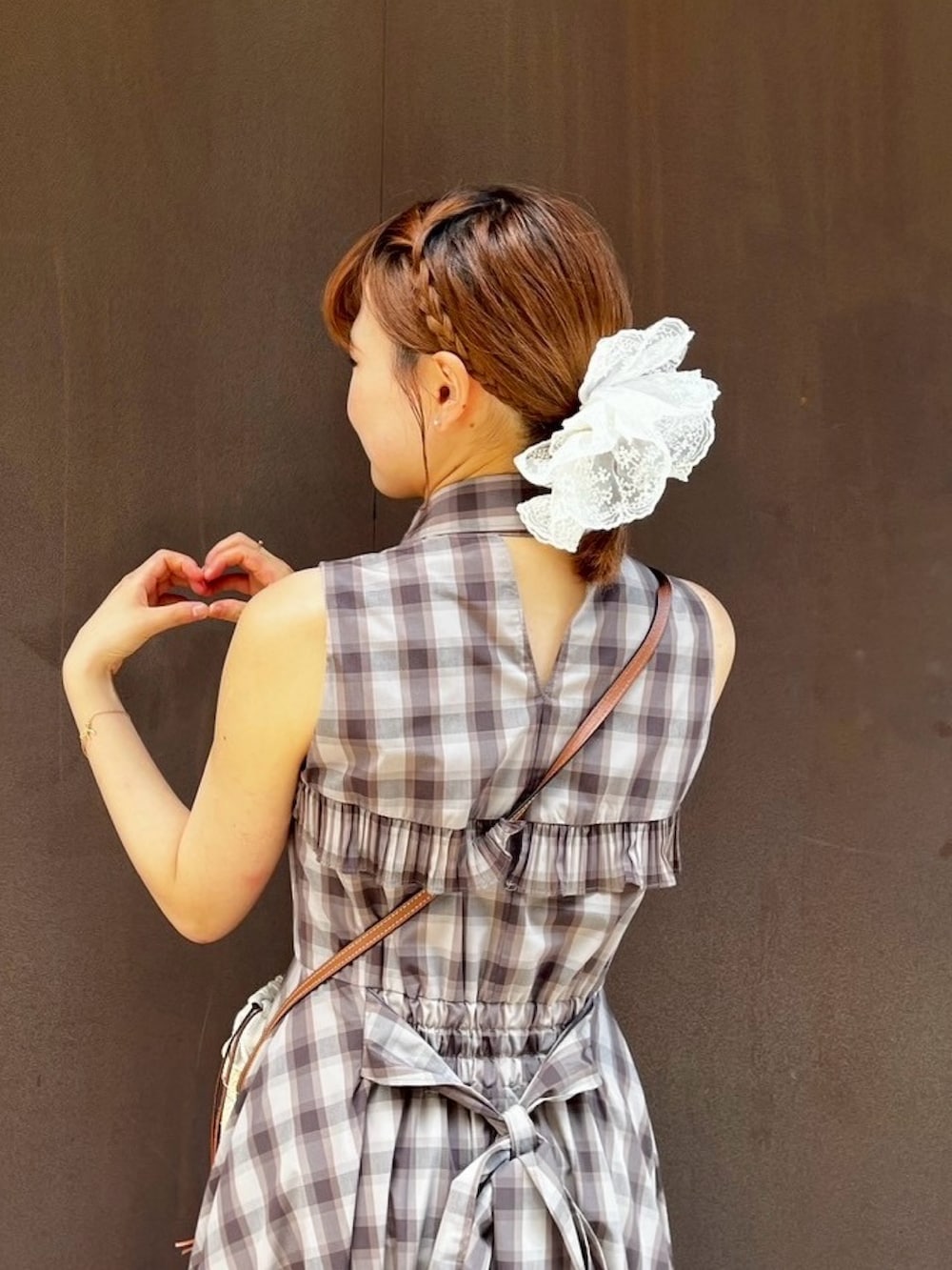 ベージュ系のサンダル、その他のワンピースを着用したレディースの夏コーディネートの2枚目の写真