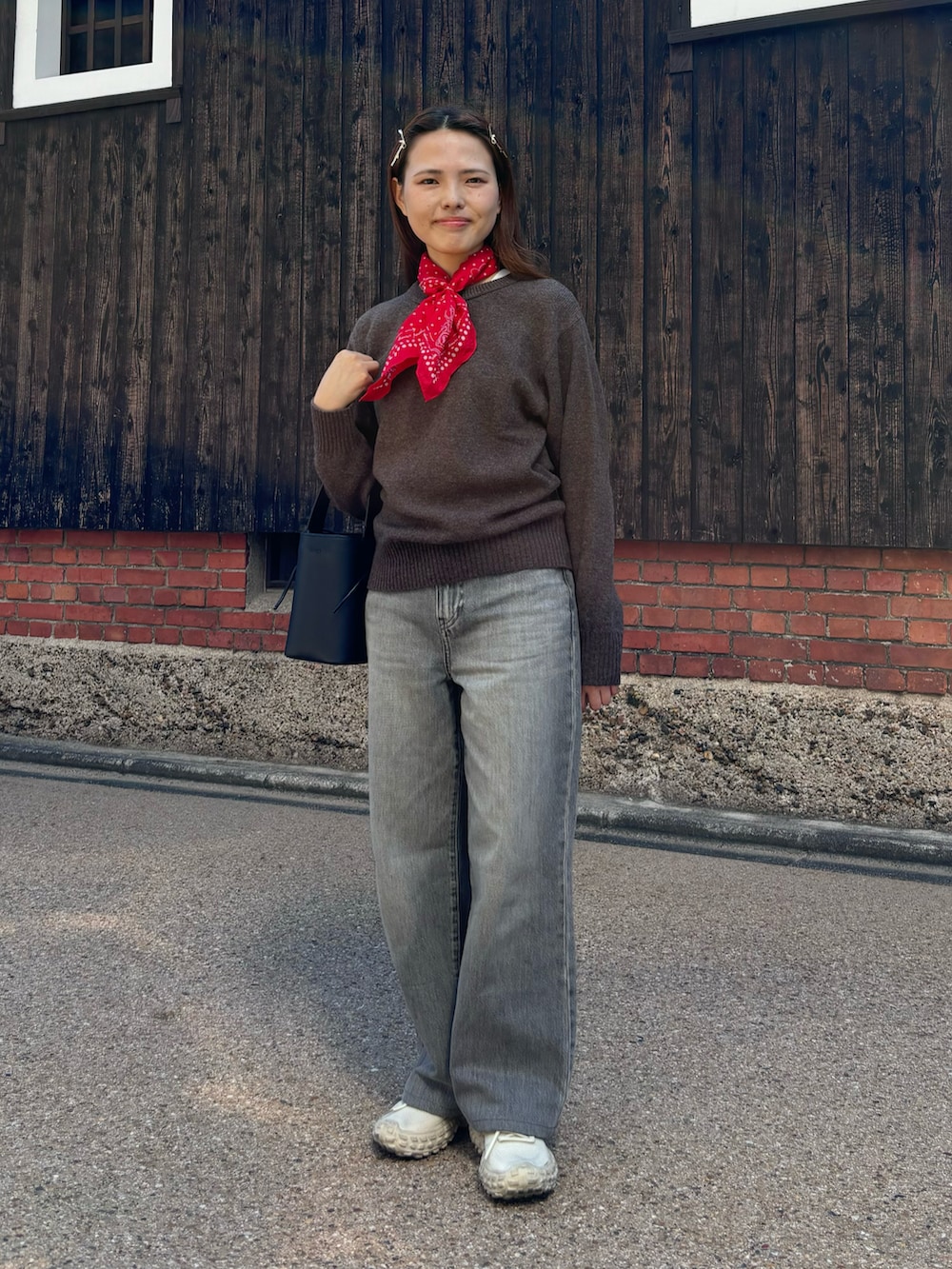 「秋っぽコーデ更新中、秋コーデ、秋のコーデ、秋服準備はじめました、スカーフ、UNIQLO、agnes b.、GOLDY、lawgy、ブラウンコーデ、低身長、低身長女子、骨格ウェーブ、ジーンズ、カジュアル」｜「lawgyのdifferent material platform shoes / ディファレントマテリアルプラットフォームシューズ（スニーカー、ベージュ系）」を使った、ayame🐰低身長女子コーデ♡さん（骨格ウェーブ・レディース・152cm）の秋コーディネートの3枚目の写真