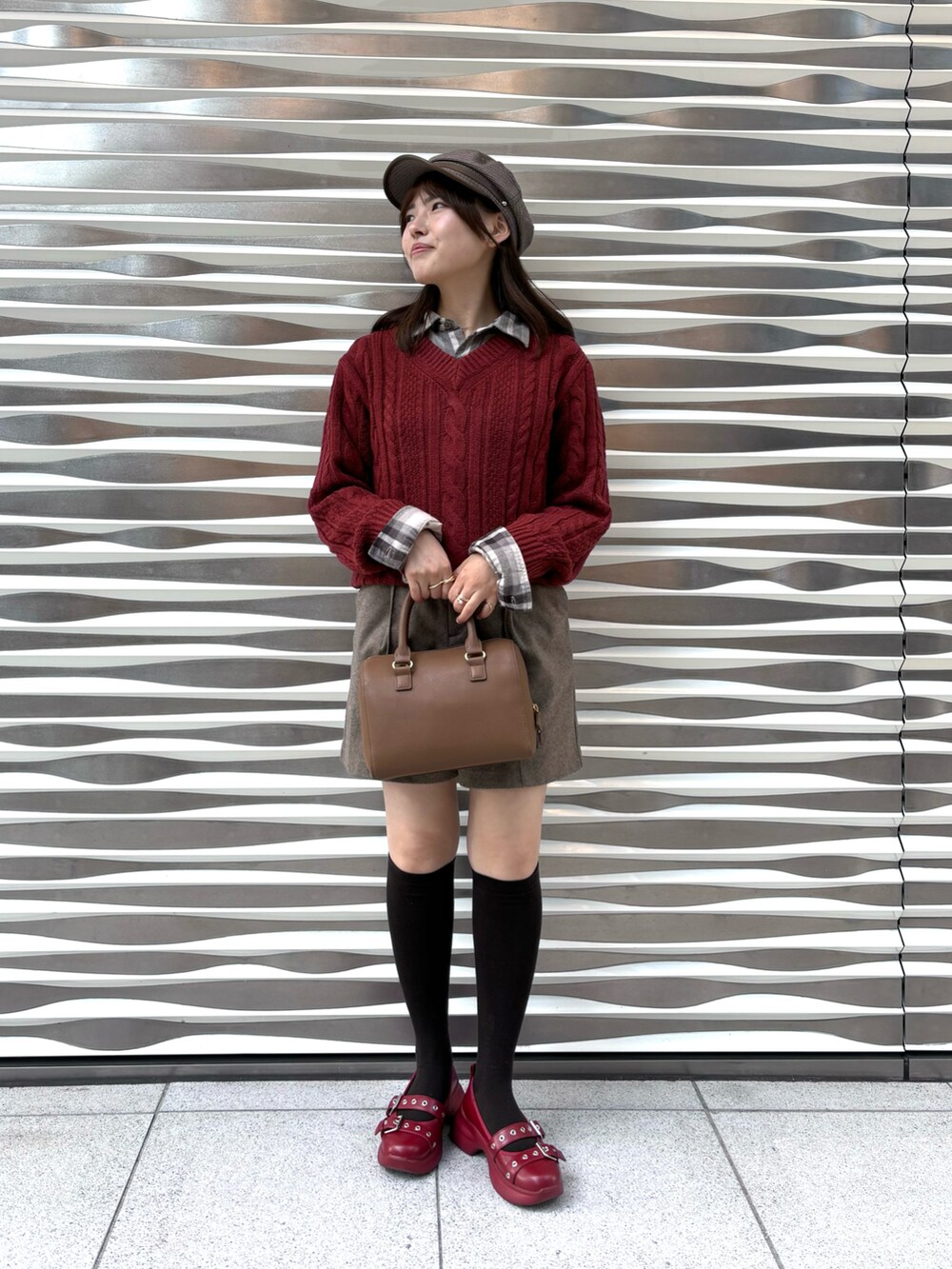 ブラウン系のバッグ、レッド系のニット/セーター、ブラウン系のシャツ/ブラウスを着用したレディースの秋コーディネートの2枚目の写真