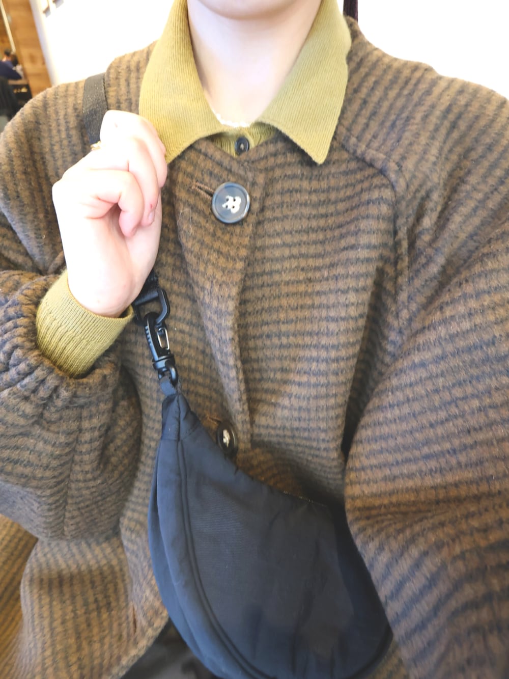 「レイヤードスタイル、ニット、秋服コーデ、秋冬コーデ、UNIQLO、lawgy、着回しコーデ、タックワイドパンツ、チェック、ブラウンコーデ、低身長、低身長女子、低身長コーデ、スニーカー、スニーカーコーデ」｜「lawgyのnocollar check midi outer / ノーカラーチェックミディアウター（ノーカラーコート、ブラウン系）」を使った、ayame🐰低身長女子コーデ♡さん（骨格ウェーブ・レディース・152cm）の秋コーディネートの3枚目の写真