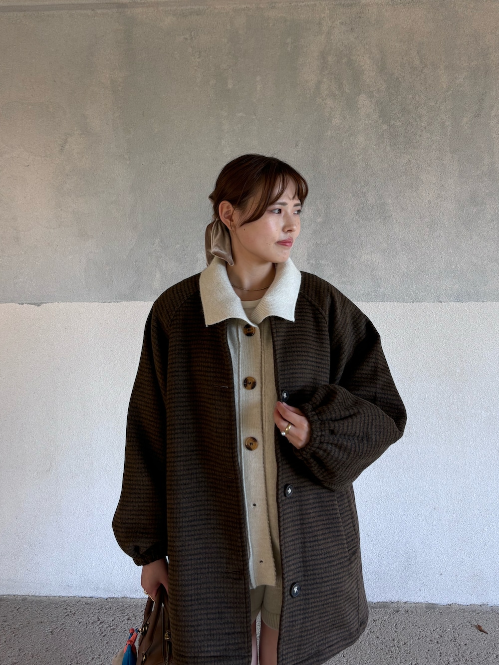 「ニット、レイヤードスタイル、秋服、セットアップ、ニットコーデ、低身長、低身長女子、低身長コーデ、ジャケット、ショートパンツ、秋冬コーデ、カジュアル、カジュアルコーデ、お出かけコーデ、スニーカーコーデ」｜「lawgyのloose shirt knit set up / ルースシャツニットセットアップ（セットアップ、ホワイト系）」を使った、ayame🐰低身長女子コーデ♡さん（骨格ウェーブ・レディース・152cm）の秋コーディネートの2枚目の写真