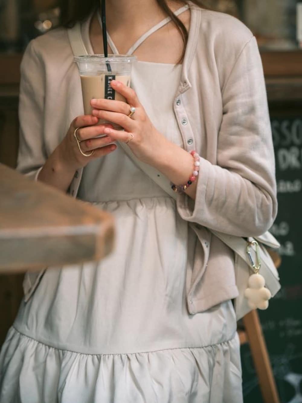 「秋っぽコーデ更新中、淡色コーデ、低身長女子、カーディガンコーデ、オトナガーリー、デートコーデ、agnes b.、JUNOAH、lawgy、ワンピース、大人カジュアル、カジュアル、お洒落さんとつながりたい、カフェコーデ、オトナカジュアル」｜「JUNOAHのバックリボンニット+ティアードフレアキャミワンピースset[高身長サイズMT/低身長サイズS有り]（ワンピース、ホワイト系）」を使った、ayame🐰低身長女子コーデ♡さん（骨格ウェーブ・レディース・152cm）の秋コーディネートの4枚目の写真