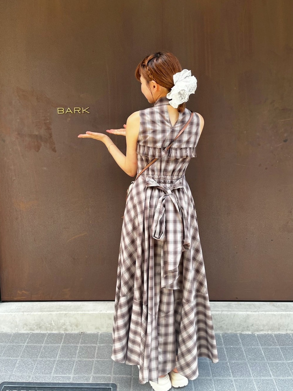 ベージュ系のサンダル、その他のワンピースを着用したレディースの夏コーディネートの3枚目の写真