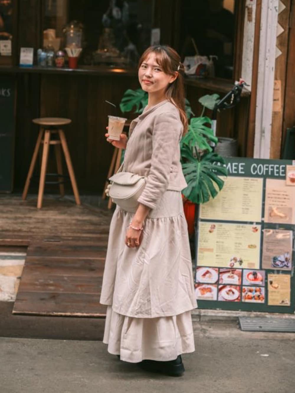 「秋っぽコーデ更新中、淡色コーデ、低身長女子、カーディガンコーデ、オトナガーリー、デートコーデ、agnes b.、JUNOAH、lawgy、ワンピース、大人カジュアル、カジュアル、お洒落さんとつながりたい、カフェコーデ、オトナカジュアル」｜「JUNOAHのバックリボンニット+ティアードフレアキャミワンピースset[高身長サイズMT/低身長サイズS有り]（ワンピース、ホワイト系）」を使った、ayame🐰低身長女子コーデ♡さん（骨格ウェーブ・レディース・152cm）の秋コーディネートの2枚目の写真