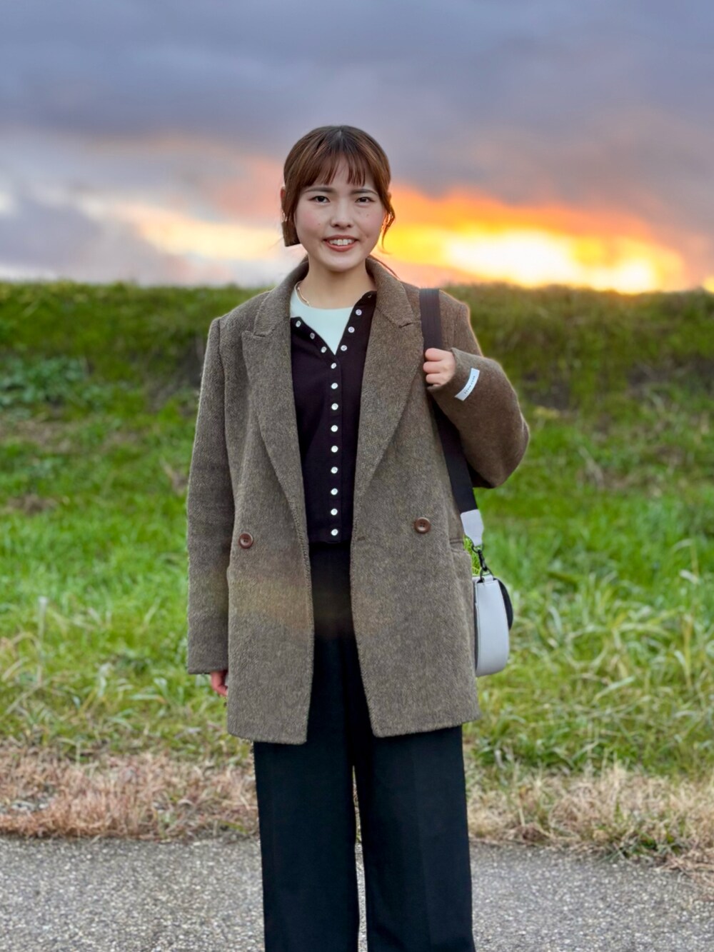 「冬コーデ、大人コーデ、ユニクロ、lawgy、agnes b.、アニエスベー、ジャケット、ジャケットスタイル、モノトーン、カジュアル、カジュアルコーデ、低身長女子、低身長コーデ、骨格ウェーブ、お出かけコーデ」｜「lawgyのhandmade herringbone jacket outer / ハンドメイドヘリンボーンジャケットアウター（その他アウター、ブラウン系）」を使った、ayame🐰低身長女子コーデ♡さん（骨格ウェーブ・レディース・152cm）の冬コーディネートの2枚目の写真